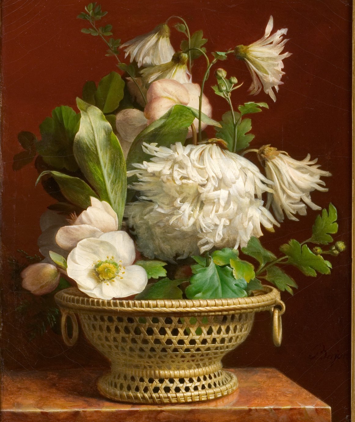 L'image représente un joli arrangement floral dans un panier en osier. On y voit des fleurs blanches, probablement des chrysanthèmes, combinées avec des feuilles vertes et d'autres fleurs aux teintes plus douces. Le fond de la composition est d'un ton rougeâtre qui met en valeur les couleurs des fleurs. L'ensemble dégage une impression de fraîcheur et de délicatesse. La lumière et les ombres ajoutent de la profondeur à l'œuvre.