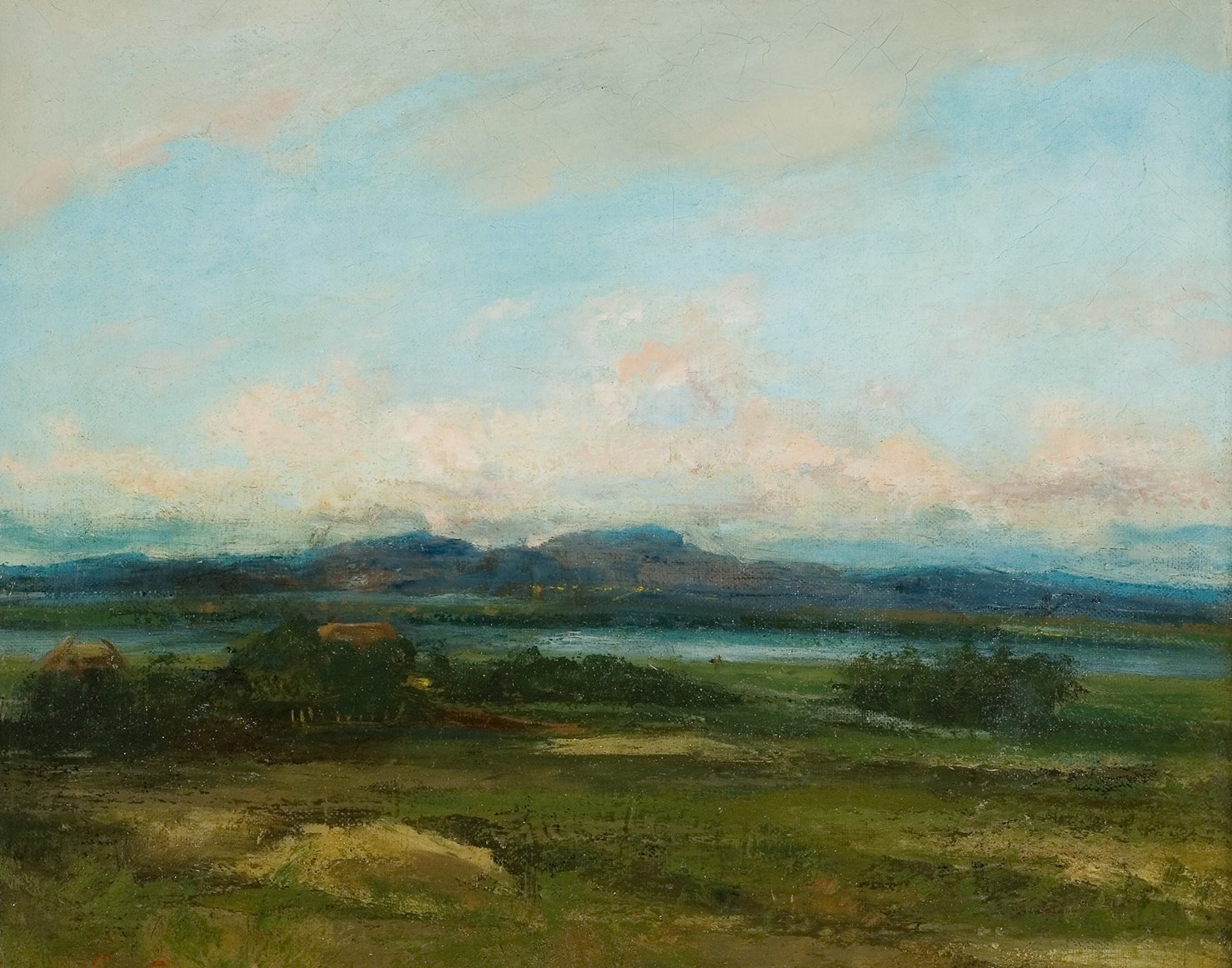 L'image représente un paysage calme et serein, avec un ciel bleu parsemé de nuages légers. En arrière-plan, on peut observer des collines ou des montagnes dégradées de couleurs douces. Au premier plan, le terrain est essentiellement plat avec quelques touches de verdure et de terre. On aperçoit également des bâtiments rudimentaires, peut-être des fermes, qui ajoutent une note de vie à cette scène naturelle. L'ensemble dégage une atmosphère paisible et contemplative.