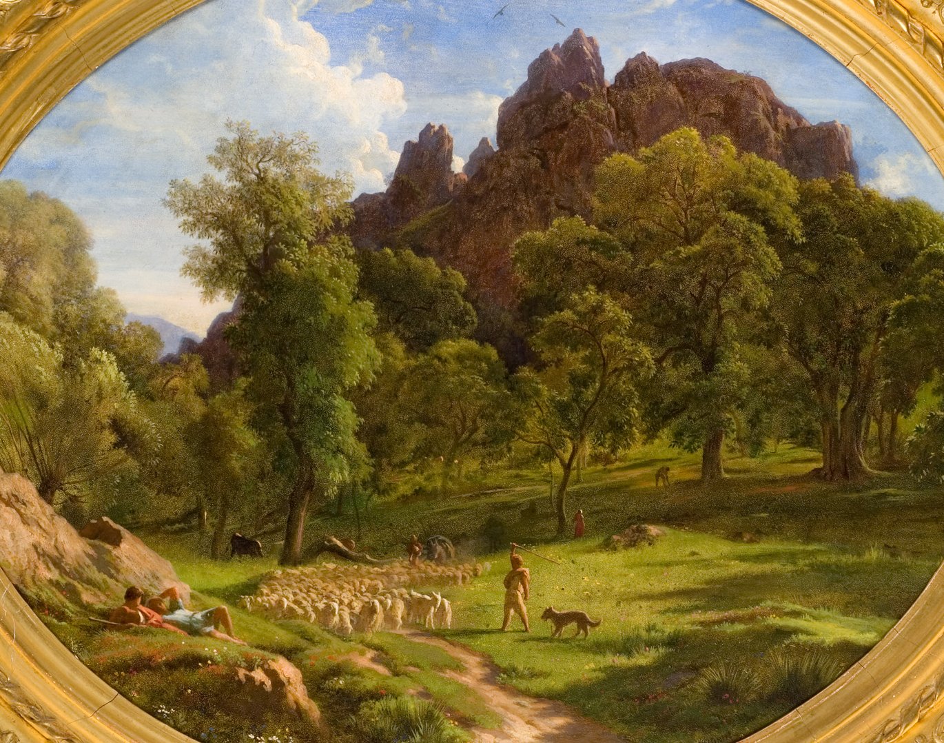 L'image représente un paysage pastoral verdoyant, avec des collines et de majestueuses montagnes en arrière-plan. On y voit un berger conduisant un troupeau de moutons à travers une prairie lumineuse. Des arbres feuillus bordent le chemin, et certaines figures humaines se détachent dans cette scène bucolique, créant une atmosphère paisible et idyllique. La lumière du soleil illumine le paysage, accentuant les couleurs vives de la nature.