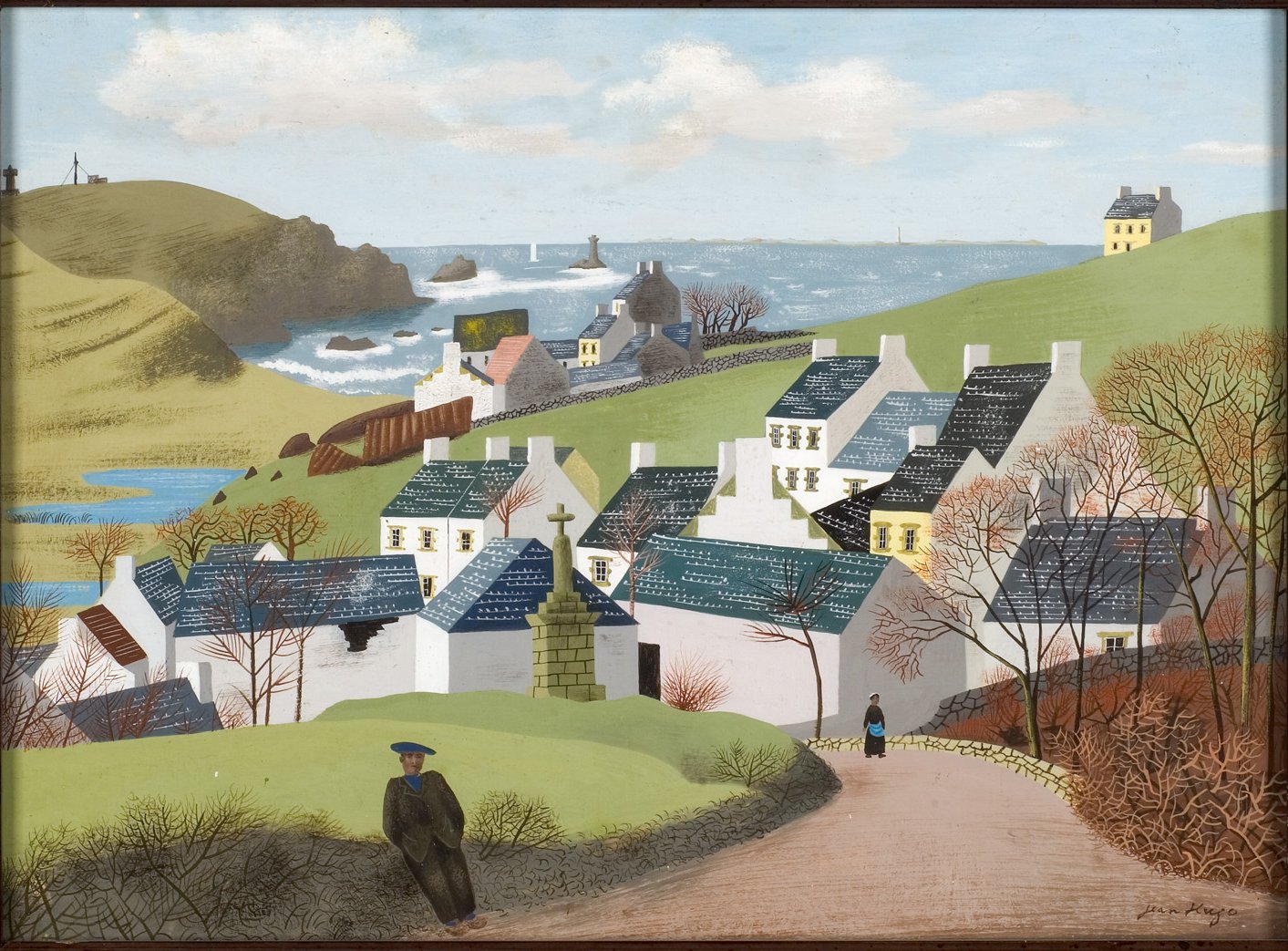 L'image représente un paysage pittoresque d'un village côtier. On peut voir des maisons blanches avec des toits sombres, dispersées sur des collines verdoyantes. À l'arrière-plan, la mer s'étend, avec des rochers et un phare visible au loin. Des arbres dénudés, peut-être en hiver, ajoutent une touche de contraste. Au premier plan, une personne se promène le long d'un chemin, intégrant une ambiance paisible et sereine dans cette scène idyllique.