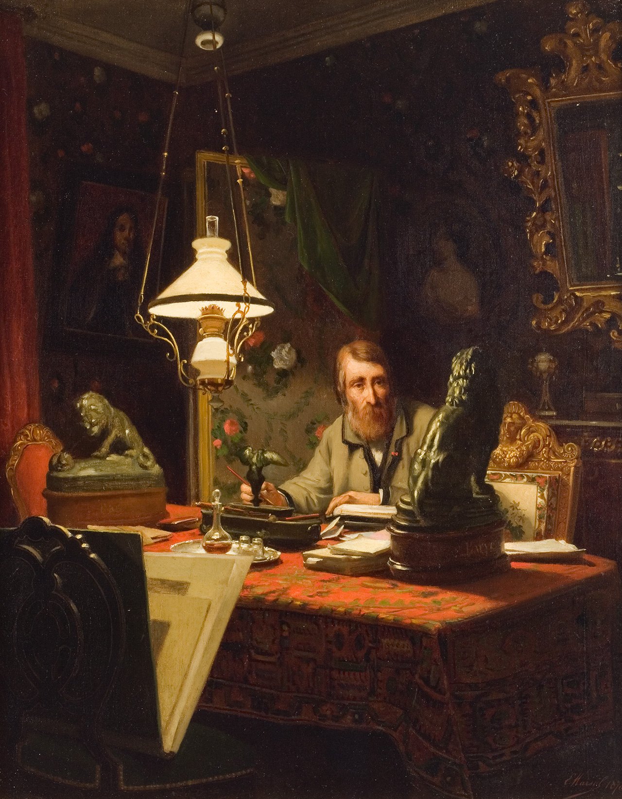 L'image représente une scène intérieure d'un bureau d'époque. Au centre, un homme avec une barbe est assis à une grande table décorée d'une nappe rouge. Il semble pensif, tenant une plume à la main, entouré de livres et de sculptures. L'éclairage est doux, émis par une lampe à pétrole suspendue. Les murs sont ornés de tableaux et de motifs floraux, ajoutant une ambiance chaleureuse et artistique à la pièce. Deux sculptures de lions se trouvent également sur la table, apportant une touche d'élégance à l'ensemble.