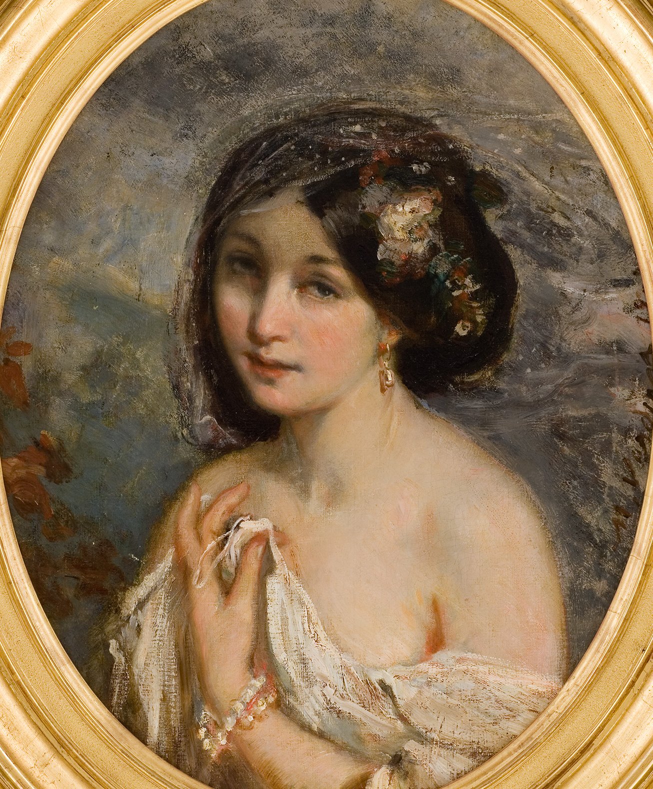 L'image semble représenter un portrait d'une jeune femme. Elle est vêtue d'une robe légère et porte une coiffe ornée de fleurs. Son expression est douce et elle regarde l'observateur avec un léger sourire. Ses mains sont délicatement posées devant elle, ajoutant une touche de grâce à la composition. Le fond est flou, mettant en valeur le visage et les détails de sa tenue. Le cadre doré renforce l'élégance de l'œuvre.