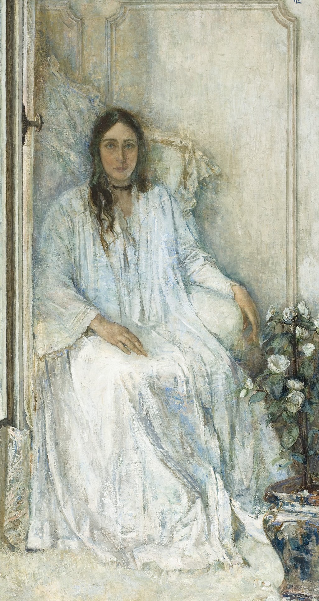 L'image représente une femme assise dans une ambiance douce et apaisante. Elle porte une robe blanche, ce qui accentue une impression de pureté et de sérénité. Son expression est calme, et elle semble perdue dans ses pensées. À côté d'elle, on peut voir un pot de fleurs, probablement des roses, ajoutant une touche de vie et de couleur à la composition. L'arrière-plan est léger, avec des tons clairs, ce qui met en valeur la figure centrale. L'ensemble de l'œuvre dégage une atmosphère tranquille et contemplative.