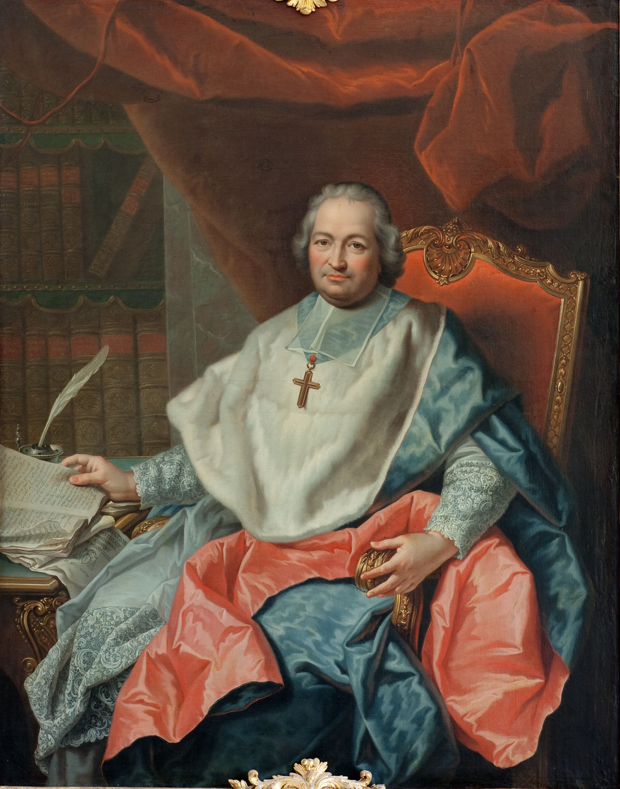 L'image montre un homme assis sur un fauteuil, vêtu d'une robe richement ornée. Il porte une croix, ce qui suggère qu'il occupe une position ecclésiastique ou une fonction élevée. Il tient un livre ouvert sur ses genoux et semble contemplatif. En arrière-plan, on peut voir des étagères remplies de livres, ce qui souligne son érudition. Le drapé rougeâtre qui l'entoure ajoute à l'élégance de la scène, créant une ambiance solennelle et majestueuse.