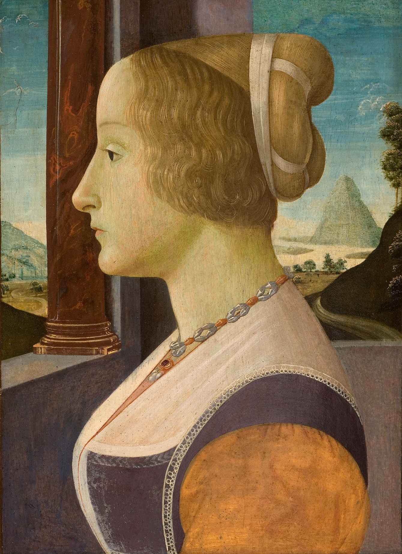 Cette image représente un portrait profil d'une femme de la Renaissance. Elle porte une coiffe traditionnelle, qui encadre son visage. Son expression est calme et son regard est distant. La femme est vêtue d'une robe élégante, avec des couleurs sobres et un collier décoratif. En arrière-plan, on peut apercevoir un paysage, avec des collines et une pyramide, renforçant l'ambiance classique de l'œuvre. La lumière et les détails du visage transmettent une certaine sérénité et sophistication.