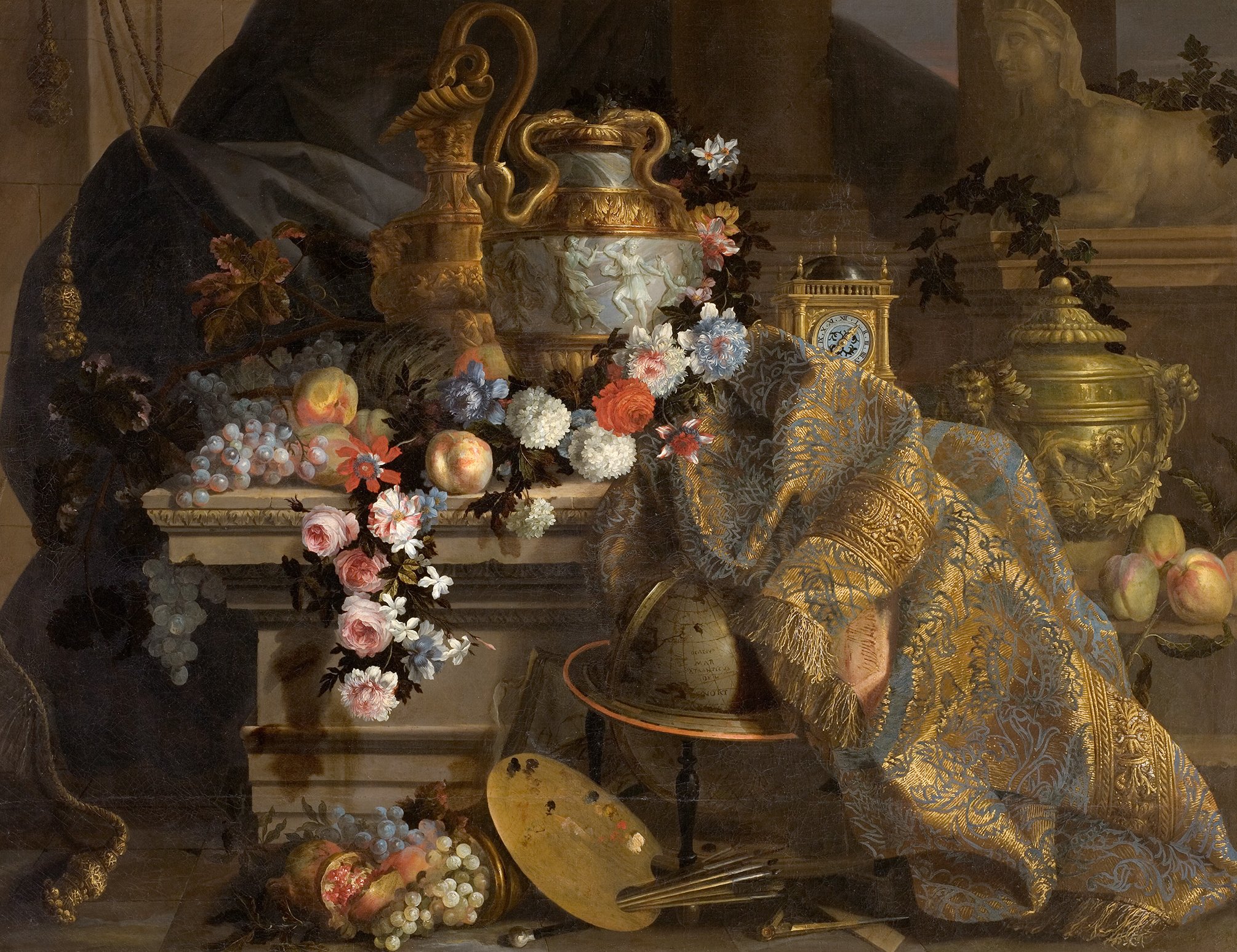 L'image présente une nature morte richement détaillée. On y voit une table ornée de divers objets : des vases élégants, un globe terrestre, et des palettes de peinture, tous entourés de fleurs colorées et de fruits. Un tissu somptueux, aux motifs délicats, est drapé sur la table, ajoutant une touche de luxe à la composition. En arrière-plan, on note des éléments architecturaux, ainsi qu'une statue, qui renforcent l'aspect classique de l'œuvre. Les couleurs sont vives et harmonieuses, créant une atmosphère à la fois festive et artistique.