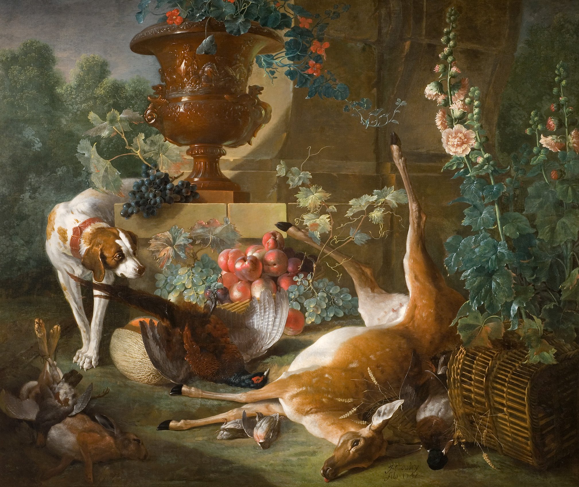 L'image représente une nature morte riche et élaborée, mettant en scène divers éléments. On y voit un vase décoratif au centre, entouré de fruits tels que des pommes et des raisins. À gauche, un chien semble interagir avec une proie ou explorer les environs. Au sol, un cerf semble abattu, tandis que plusieurs oiseaux gisent à côté. L'arrière-plan est agrémenté de feuillage, ce qui ajoute une touche de verdure et de vie à la composition. L'ambiance est à la fois luxueuse et mélancolique, illustrant la beauté éphémère de la nature.