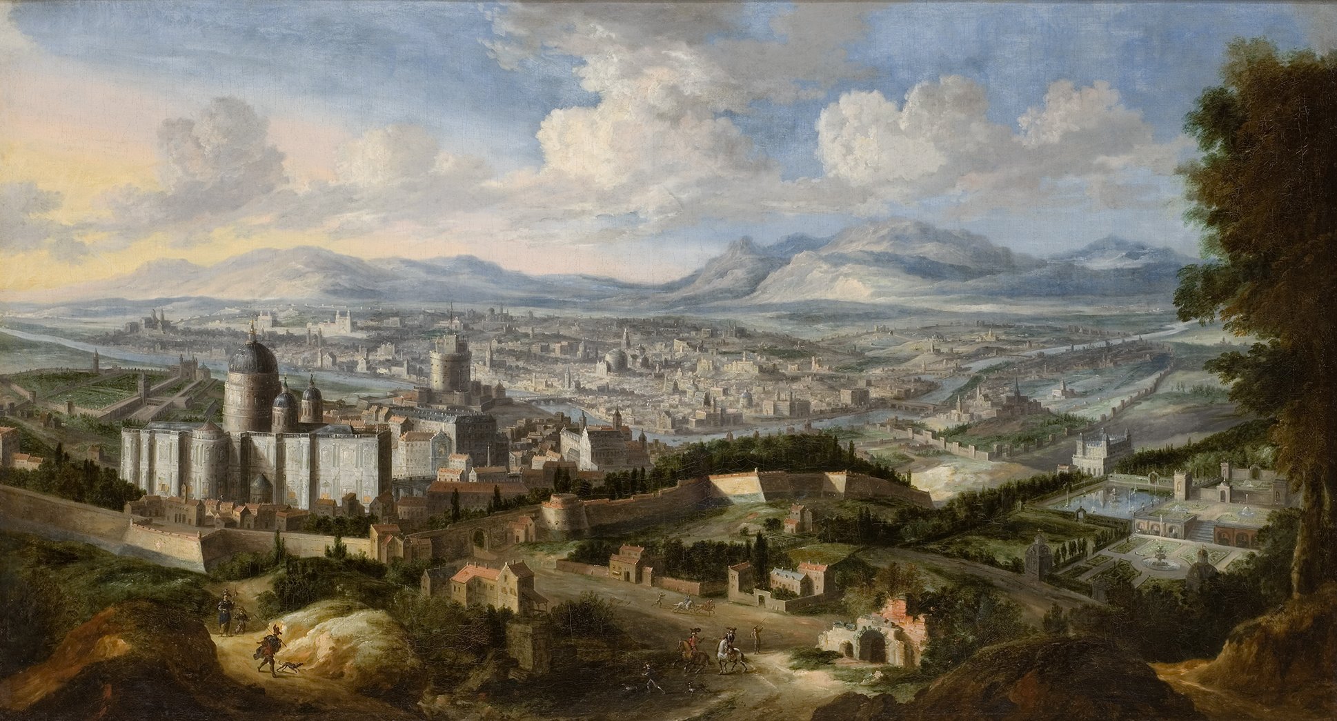 L'image montre un paysage urbain avec une vue panoramique d'une grande ville, entourée de collines et de montagnes. Au premier plan, on peut voir des arbres et des champs, ainsi que quelques personnages en train de marcher. La ville est dotée de plusieurs bâtiments remarquables, comme des tours et des églises, et s'étend le long d'une vallée avec des routes serpentant à travers le paysage. Le ciel est rempli de nuages et d'une lumière douce, suggérant une atmosphère paisible et lumineuse. L'ensemble de la composition évoque une scène idyllique et historique.