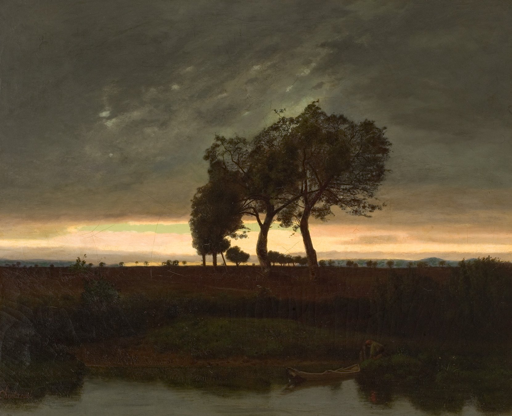 L'image représente un paysage naturel durant le crépuscule. On y voit plusieurs arbres silhouette se dressant sur une légère élévation, tandis que le ciel est nuageux et sombre, avec des nuances de gris et d'orange qui indiquent un coucher de soleil. Au premier plan, il y a un plan d'eau calme, et l'atmosphère générale est paisible et mélancolique, suggérant un moment d'introspection dans la nature.