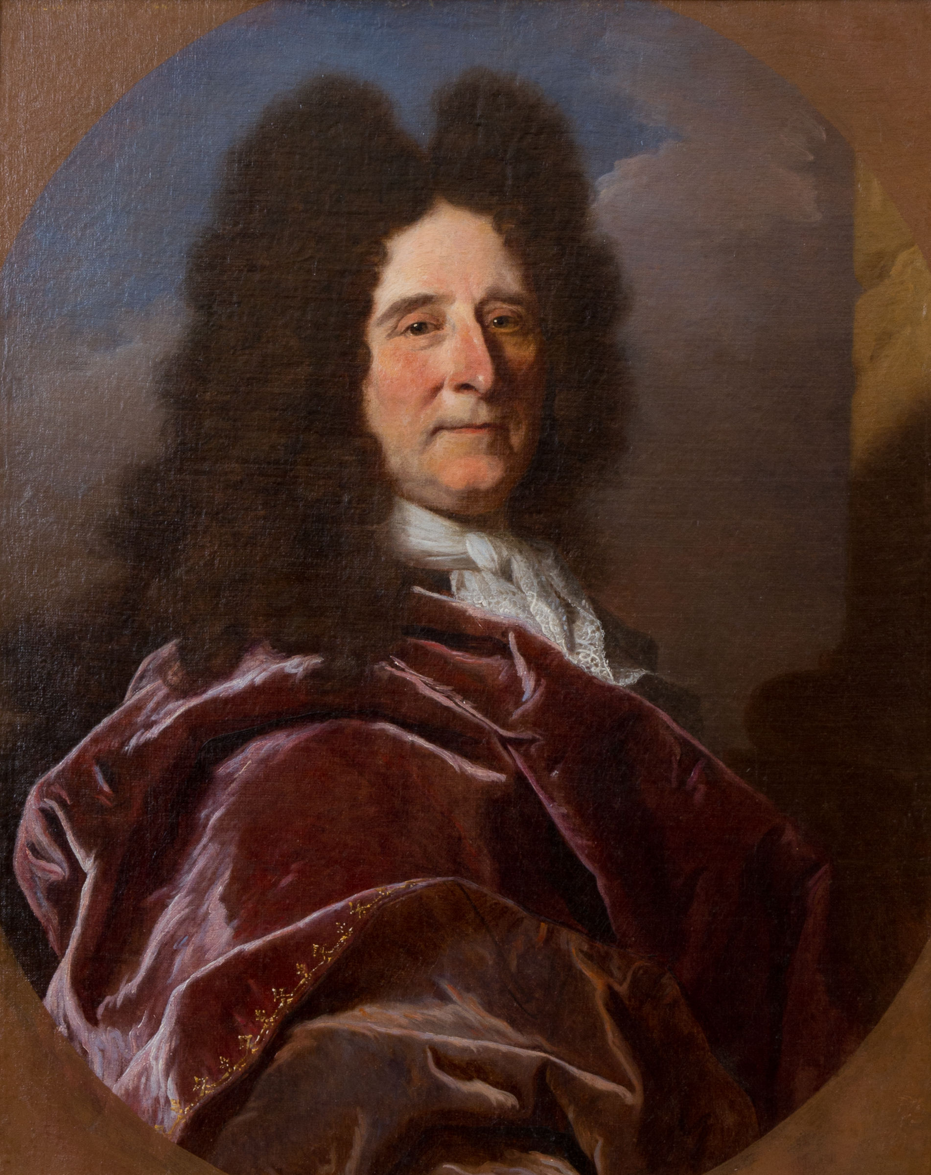 L'image représente un portrait d'un homme au visage au regard pensif. Il a une coiffure volumineuse et bouclée, de couleur sombre. L'homme porte un vêtement riche, probablement en velours, d'une teinte rouge. Le fond est flou, avec des tonalités de bleu et de gris, créant une atmosphère ensoleillée et dramatique. Le style du portrait évoque une époque historique, probablement baroque, mettant en avant l'élégance et le raffinement.