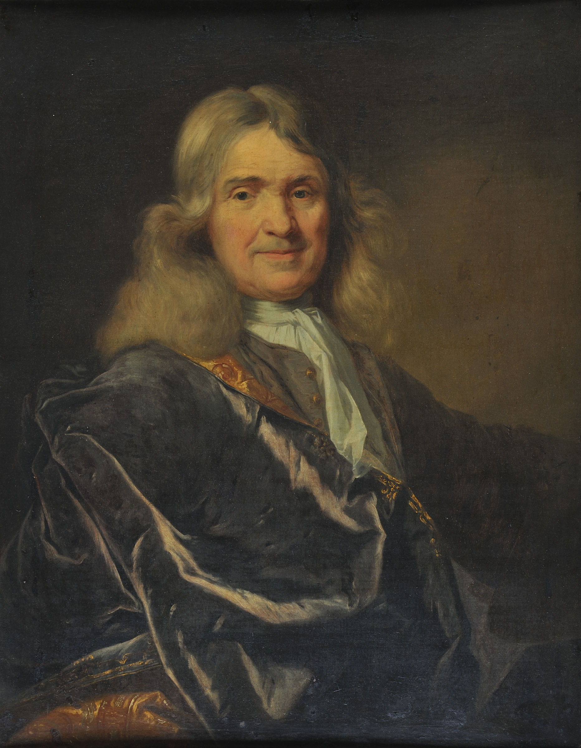 Cette image représente un portrait d'un homme au visage avenant, portant une longue chevelure blonde et des vêtements élégants. Il est vêtu d'un manteau somptueux, probablement en velours, avec un col blanc distinctif. L'expression de son visage, avec un léger sourire, dégage une certaine sagesse et bienveillance. L'arrière-plan est sombre, ce qui accentue la lumière sur son visage et ses vêtements. Ce portrait semble être d'une époque historique, possiblement le XVIIe ou XVIIIe siècle, en raison du style vestimentaire.