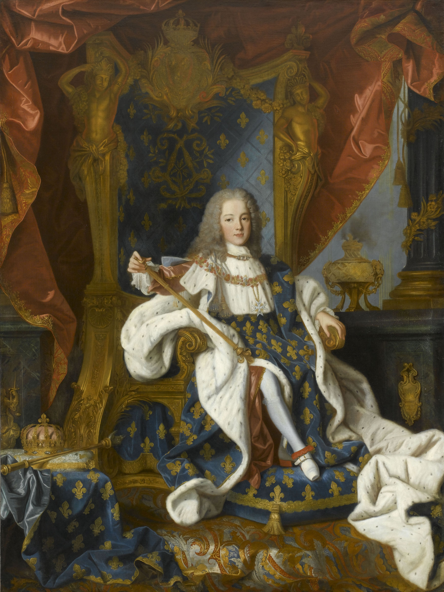 L'image représente un jeune roi assis sur un trône somptueusement décoré. Il porte une robe royale ornée de motifs dorés et bleus, ainsi qu'un manteau en fourrure. Le trône est richement décoré avec des motifs floraux et des éléments dorés, tandis que des drapés rouges encadrent la scène. En arrière-plan, on peut apercevoir des objets luxueux, comme des couronnes et des ornements. L'expression du roi est sérieuse et empreinte d'une certaine majesté, soulignant son statut royal.