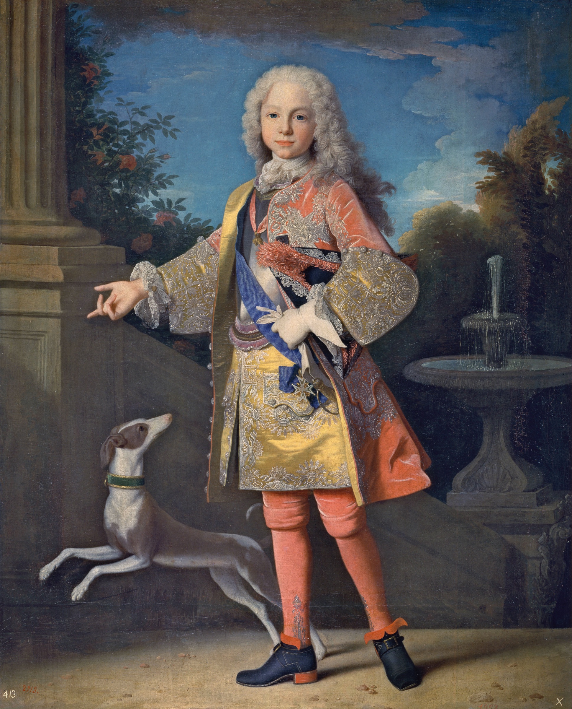 Cette image représente un jeune garçon, probablement de la noblesse, habillé dans un somptueux costume richement décoré. Il porte une veste élaborée avec des ornements dorés et une écharpe. Son pantalon est de couleur vive, et il est chaussé de souliers noirs. À ses pieds, un chien, peut-être un lévrier, se tient à ses côtés, ajoutant une touche de charme à la scène. En arrière-plan, on distingue des éléments architecturaux et une fontaine dans un décor naturel, ce qui contribue à l'élégance de l'ensemble. Le ciel est d'un bleu clair, accentuant l'atmosphère joyeuse de la peinture.