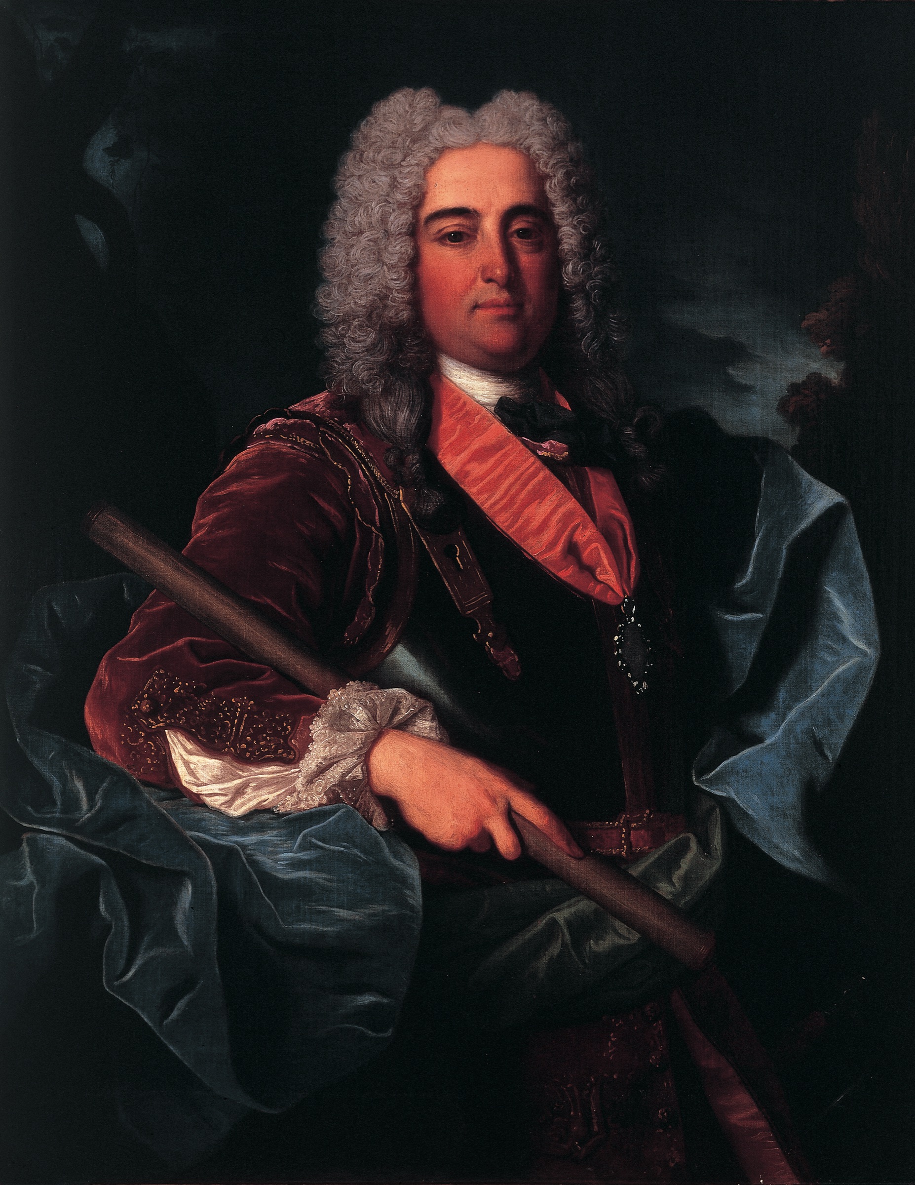 Cette image représente un portrait d'un homme en tenue d'apparat. Il porte une veste richement ornée et un manteau bleu. Il a des cheveux bouclés et blancs, typiques de son époque. Le personnage tient un bâton et a un regard assuré. Le fond de l'image est sombre, ce qui met en valeur ses vêtements et son expression. Ce type de portrait évoque souvent une figure de noblesse ou un leader de l'époque baroque.