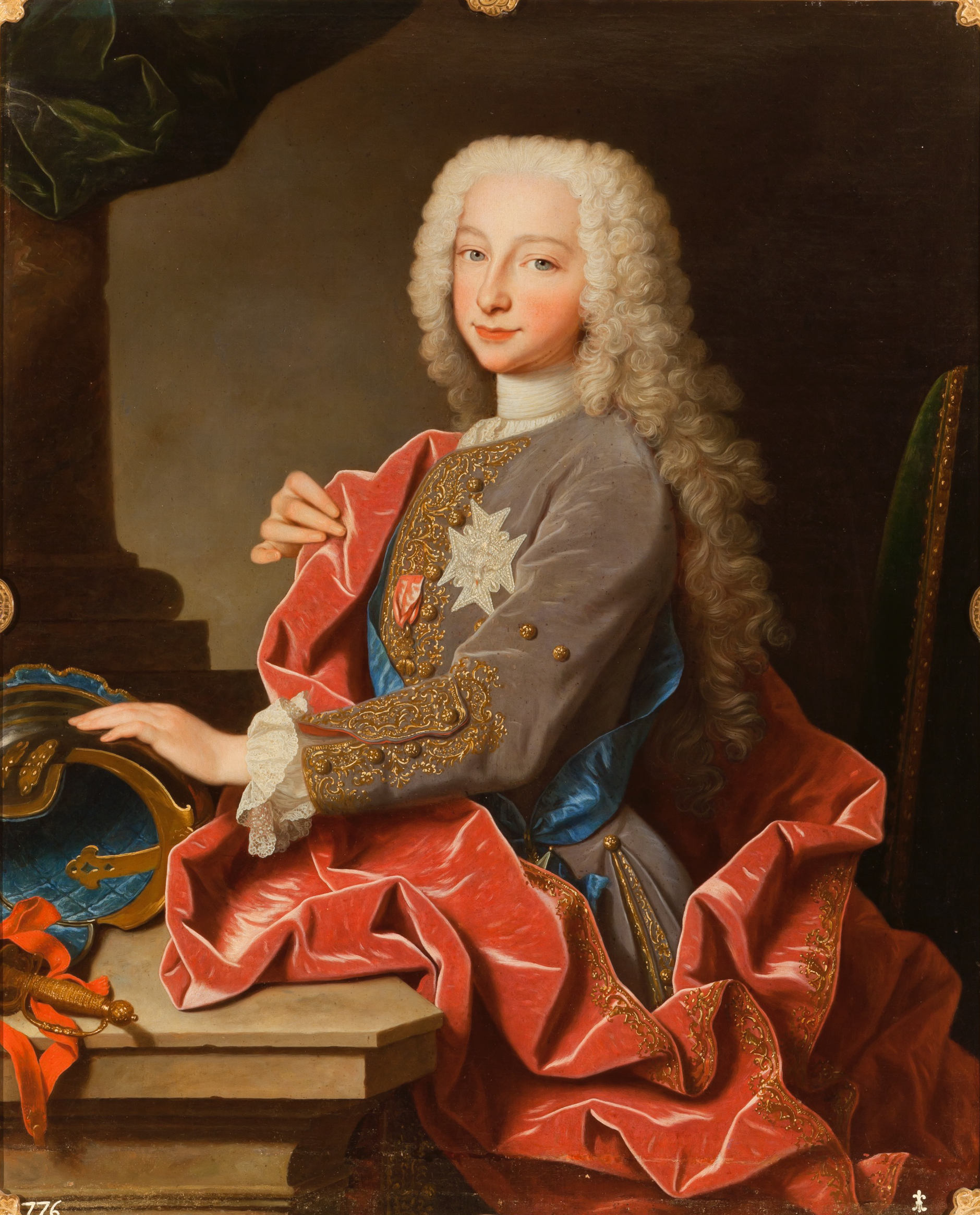 L'image représente un portrait d'un homme élégant, probablement un personnage historique, vêtu d'une somptueuse tenue d'époque. Il porte une veste grise ornée de broderies dorées et un grand drapé rouge en arrière-plan. Son visage est délicat avec des traits fins, et il a de longs cheveux bouclés et blancs. Il semble assis, avec une main posée sur une table et l'autre en arrière, ce qui lui donne une pose confiante. Des éléments décoratifs et un fond sombre ajoutent à l'opulence de l'ensemble.