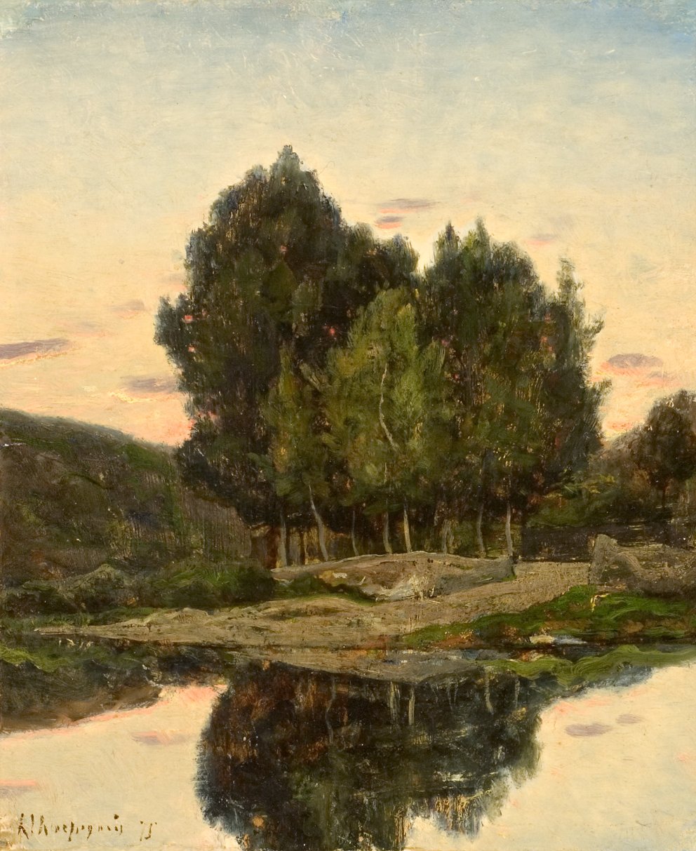 L'image représente un paysage serein, avec un groupe d'arbres verts se reflétant dans une étendue d'eau calme. Le ciel est teinté de couleurs douces, suggérant peut-être le lever ou le coucher du soleil. La surface de l'eau est tranquille, créant un effet miroir des arbres et du ciel. Le décor environnant semble naturel, avec des collines douces et des rochers, ajoutant à l'atmosphère paisible de la scène.