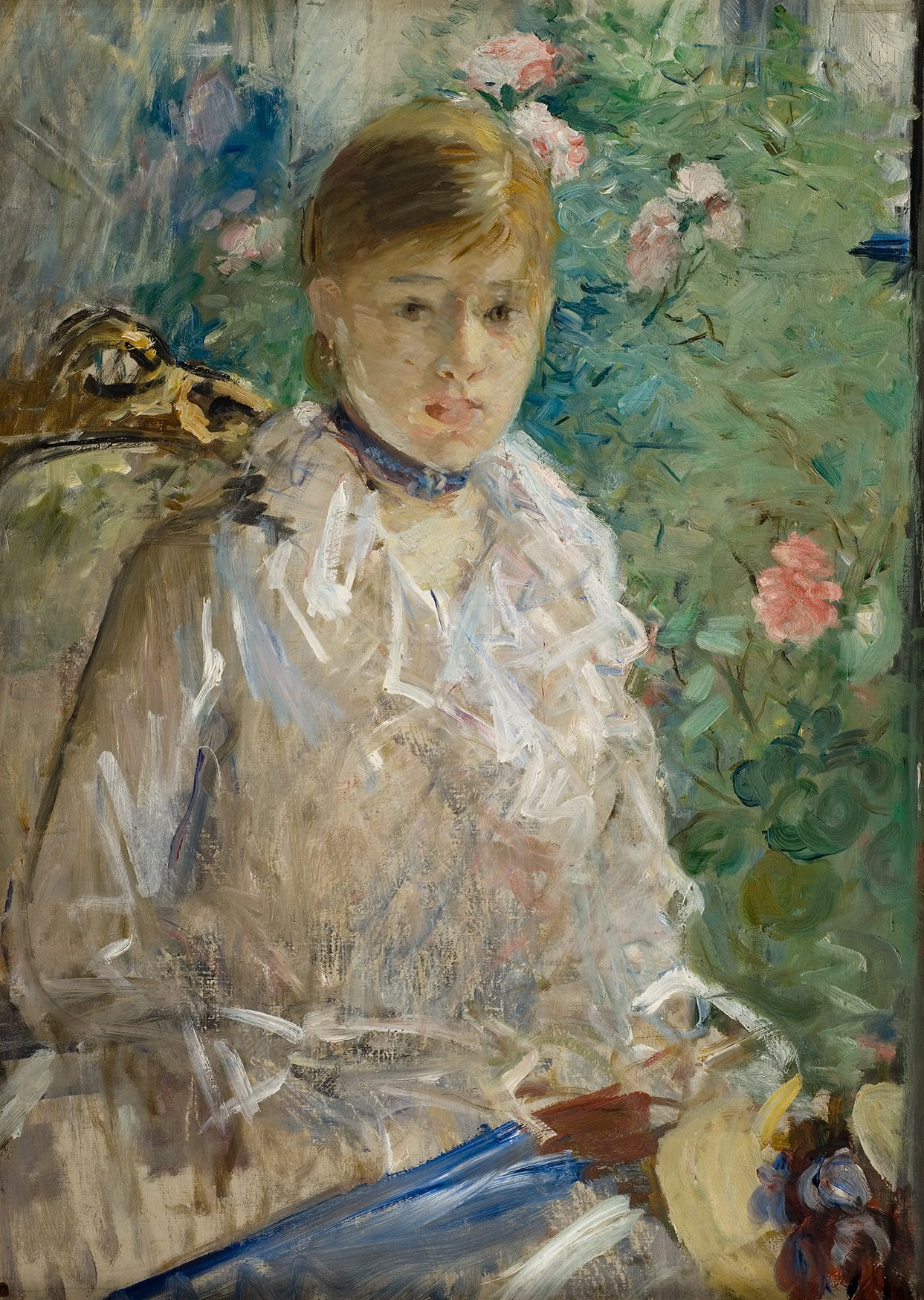 L'image représente un portrait d'une jeune femme assise, vêtue d'une chemise blanche avec des détails délicats. Elle a les cheveux blonds et porte un collier. La toile est caractérisée par des coups de pinceau expressifs et fluides, et en arrière-plan, on aperçoit des fleurs roses qui ajoutent une touche de couleur à la composition. L'ensemble dégage une atmosphère douce et impressionniste, typique de ce style artistique.