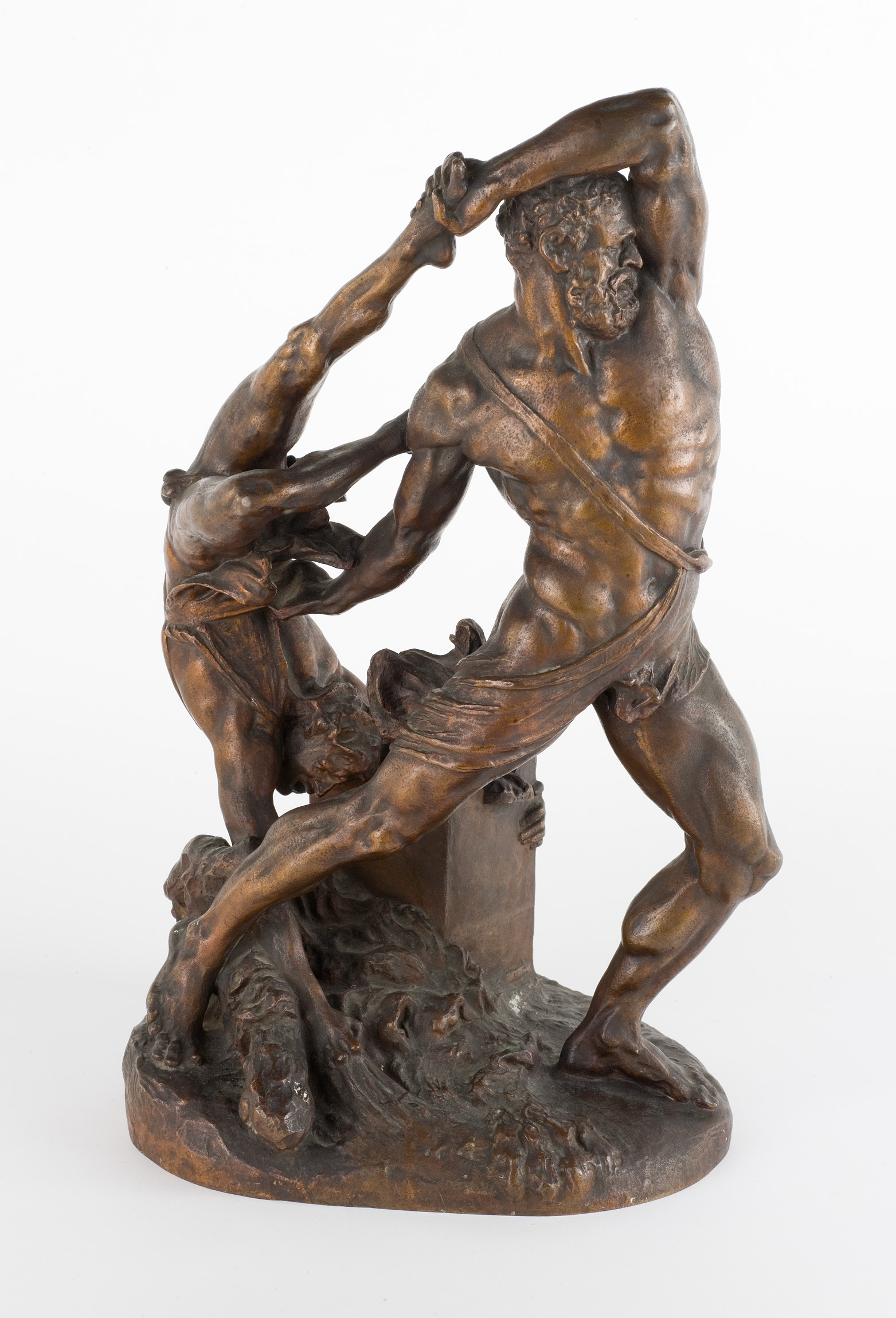 L'image représente une sculpture en bronze qui illustre une scène dynamique entre deux figures humaines. L'une des figures, à l'apparence musclée et puissante, semble être en train de tirer ou de repousser l'autre personnage, qui est également sculpté avec un degré élevé de détail. Les muscles et les poses sont bien définis, témoignant d'un certain réalisme dans le mouvement. La sculpture est sur une base qui ajoute à sa stabilité et à son impact visuel. La texture de la surface en bronze donne un aspect à la fois rugueux et élégant.