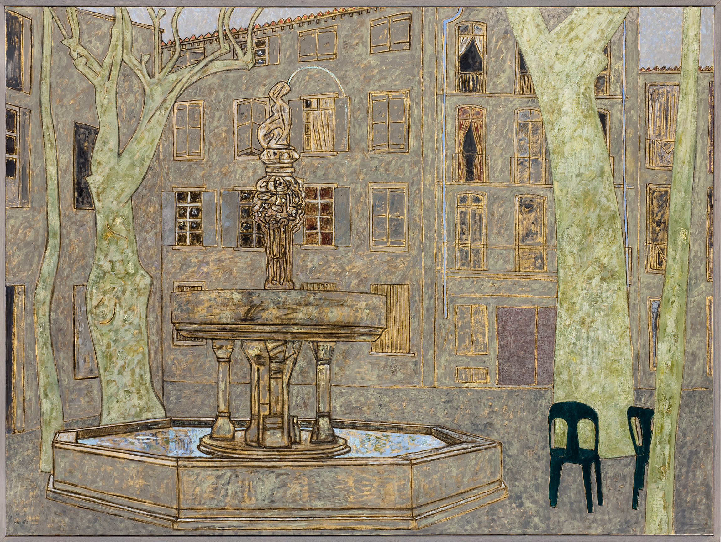 L'image représente une scène de place publique avec une fontaine au centre. La fontaine est ornée de sculptures délicates, surmontée d'une figure. Autour de la fontaine, il y a des arbres aux troncs clairs, et en arrière-plan, des bâtiments aux façades grises avec des fenêtres détaillées. On peut voir une chaise verte à côté de la fontaine, ajoutant une touche de couleur à la scène. L'ensemble dégage une atmosphère calme et paisible, typique d'un lieu de rencontre ou de repos.