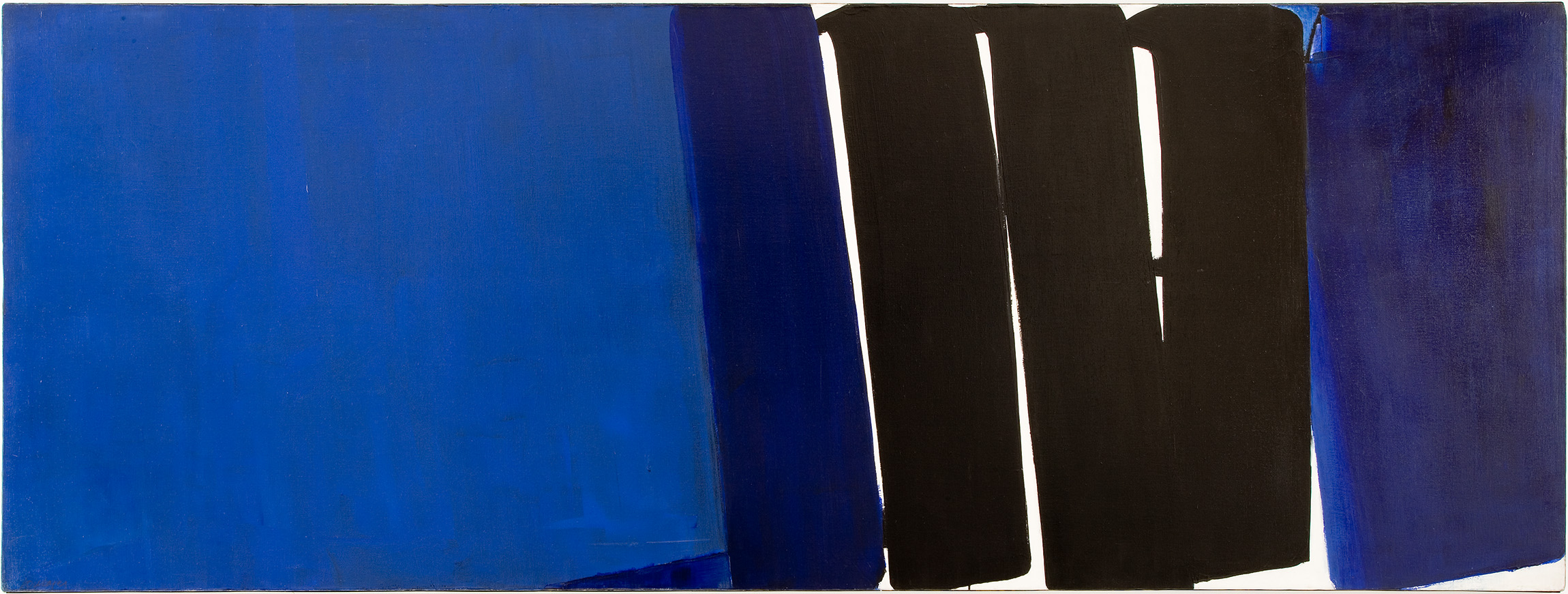 L'image présente une composition abstraite dominée par des tones de bleu et de noir. À gauche, un large champ de bleu pur couvre la toile, tandis qu'à droite, des formes noires verticales se dressent, créant un contraste marqué. Les lignes et les formes sont simples et géométriques, évoquant une ambiance à la fois profonde et mystérieuse. L'ensemble donne une impression d'équilibre entre les couleurs et les formes, invitant à la contemplation.