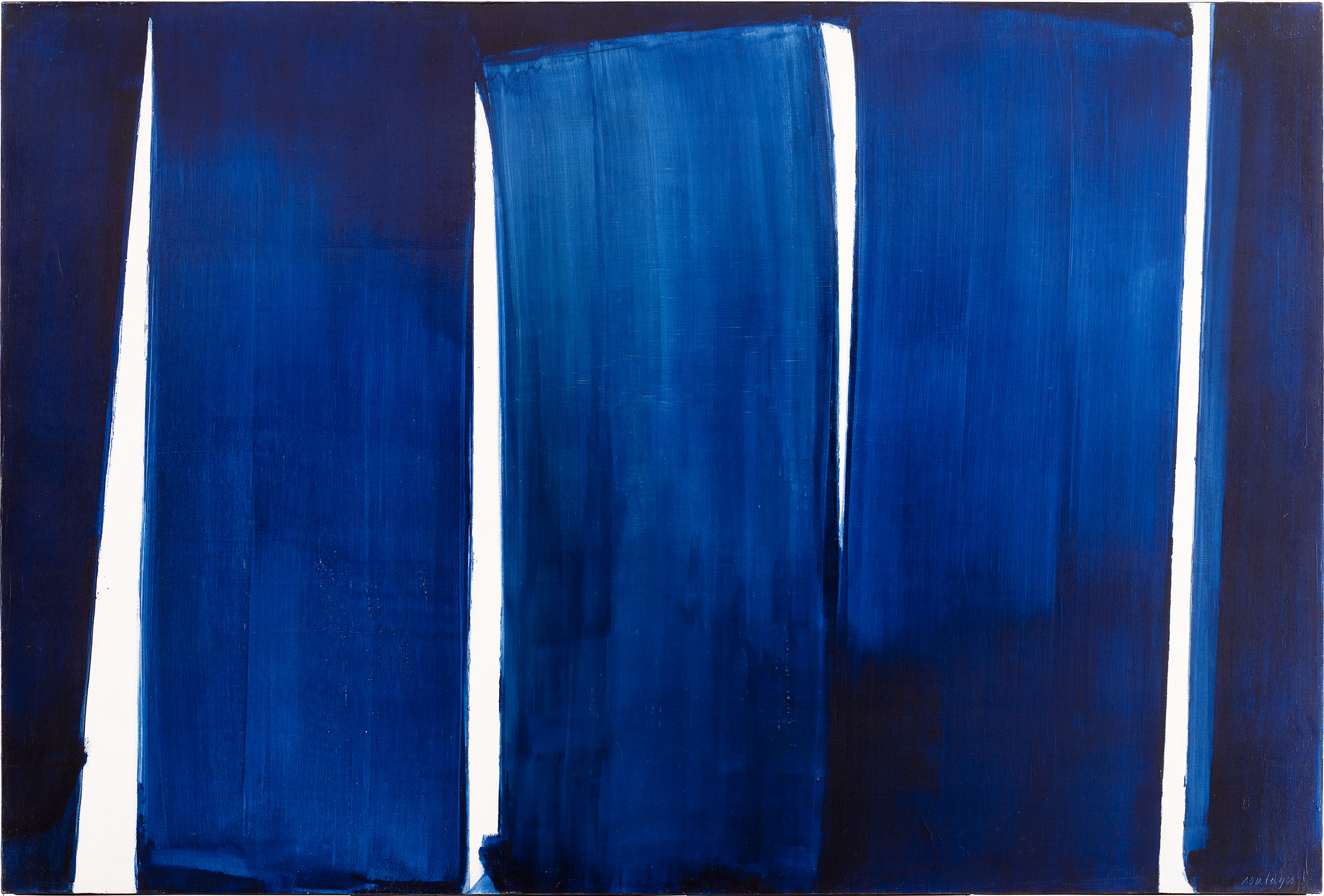 Cette image représente une peinture abstraite dominée par des nuances de bleu. On peut y voir plusieurs grandes bandes verticales de couleur bleue, qui varient en intensité et en texture. L'arrière-plan est peut-être d'un bleu plus clair ou d'un ton contrastant, créant un effet de profondeur. L'ensemble dégage une sensation de sérénité et d'harmonie, typique des œuvres modernes au style épuré.