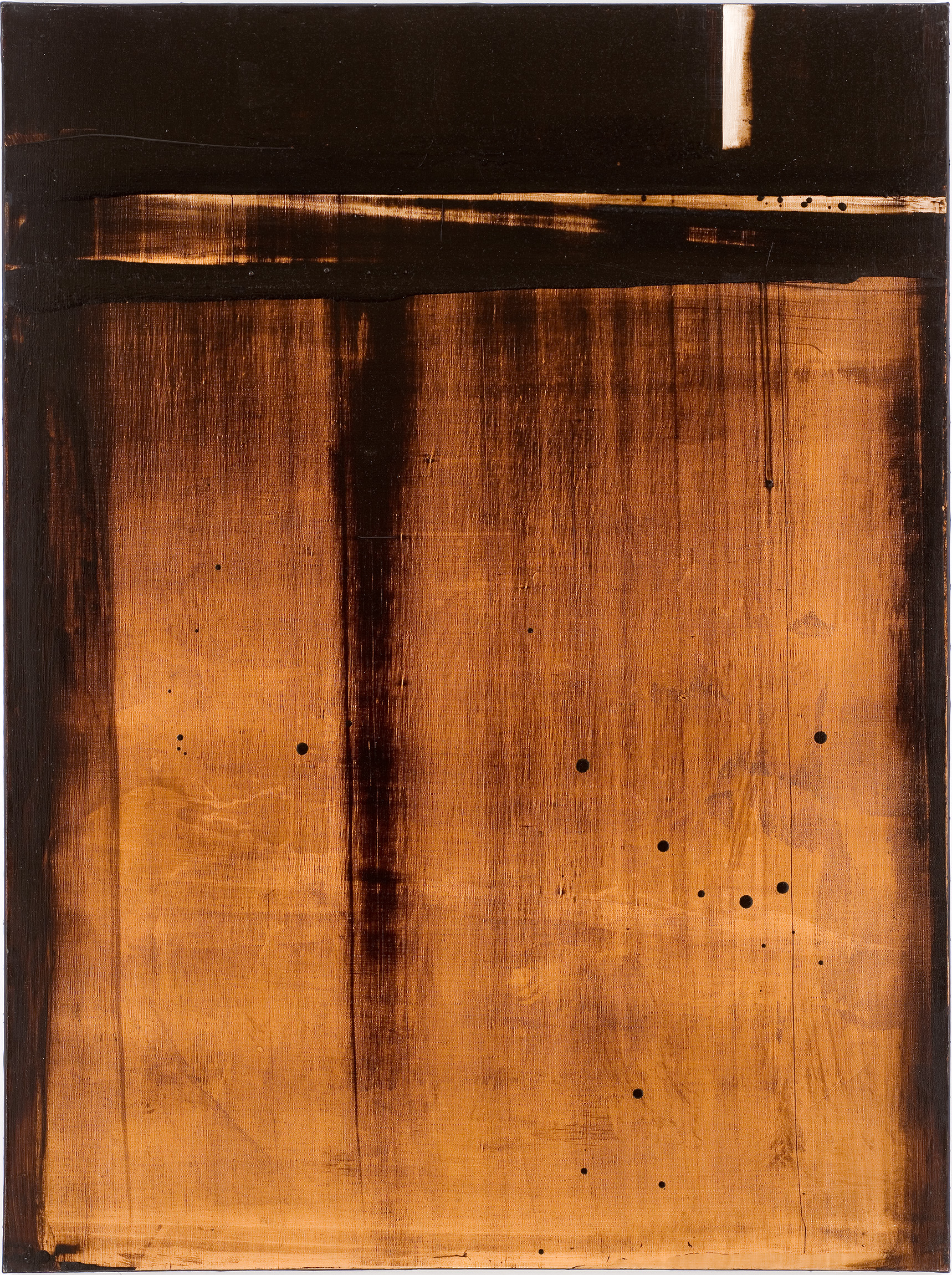 Cette image représente une peinture abstraite dominée par des tons dorés et bruns. La surface est texturée, avec des lignes et des marques qui créent un effet visuel intéressant. On peut apercevoir des variations de couleur, allant du sombre au clair, ainsi que quelques points et éclaboussures qui ajoutent une dimension dynamique à l'œuvre. L'ensemble dégage une atmosphère moderne et minimaliste.