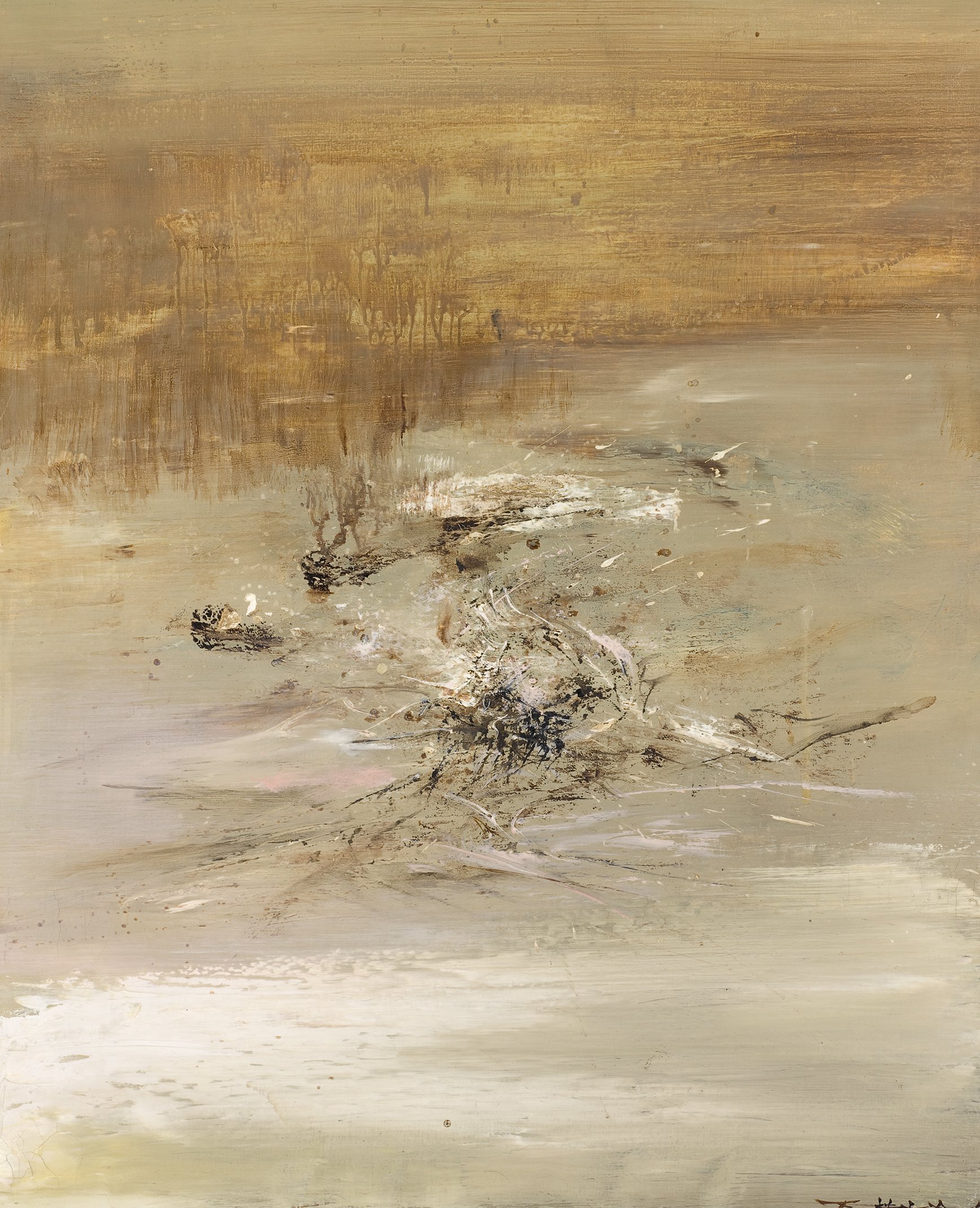 L'image représente une composition abstraite aux teintes neutres et terreuses. Des coups de pinceau variés créent des textures et des formes qui semblent évoquer un mouvement fluide. Les couleurs dominantes incluent des nuances de beige, de noir et quelques touches de blanc, suggérant à la fois de la profondeur et de la légèreté. L'ensemble dégage une atmosphère calme et contemplative, invitant le spectateur à interpréter librement les formes et les éléments présents sur la toile.