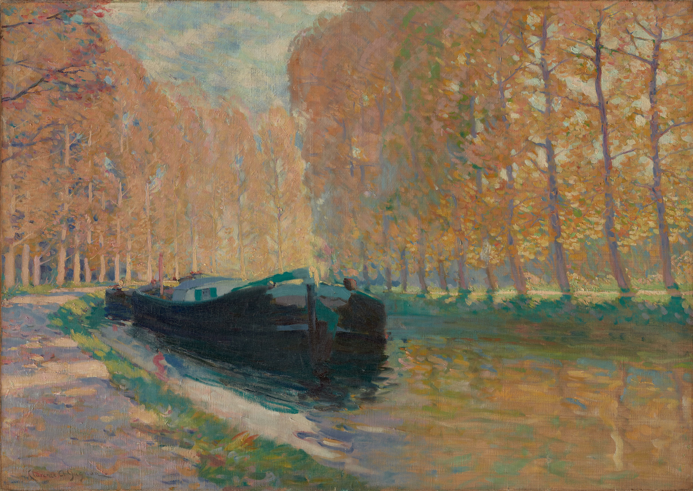 Cette image représente une scène paisible d'un canal bordé d'arbres aux feuilles dorées, probablement en automne. À gauche, un bateau noir est amarré le long du rivage, tandis qu'une allée de gravier serpente près de l'eau. La lumière douce illumine le paysage, créant une ambiance sereine. Les couleurs chaudes et les reflets dans l'eau ajoutent une dimension d'harmonie à cette œuvre.