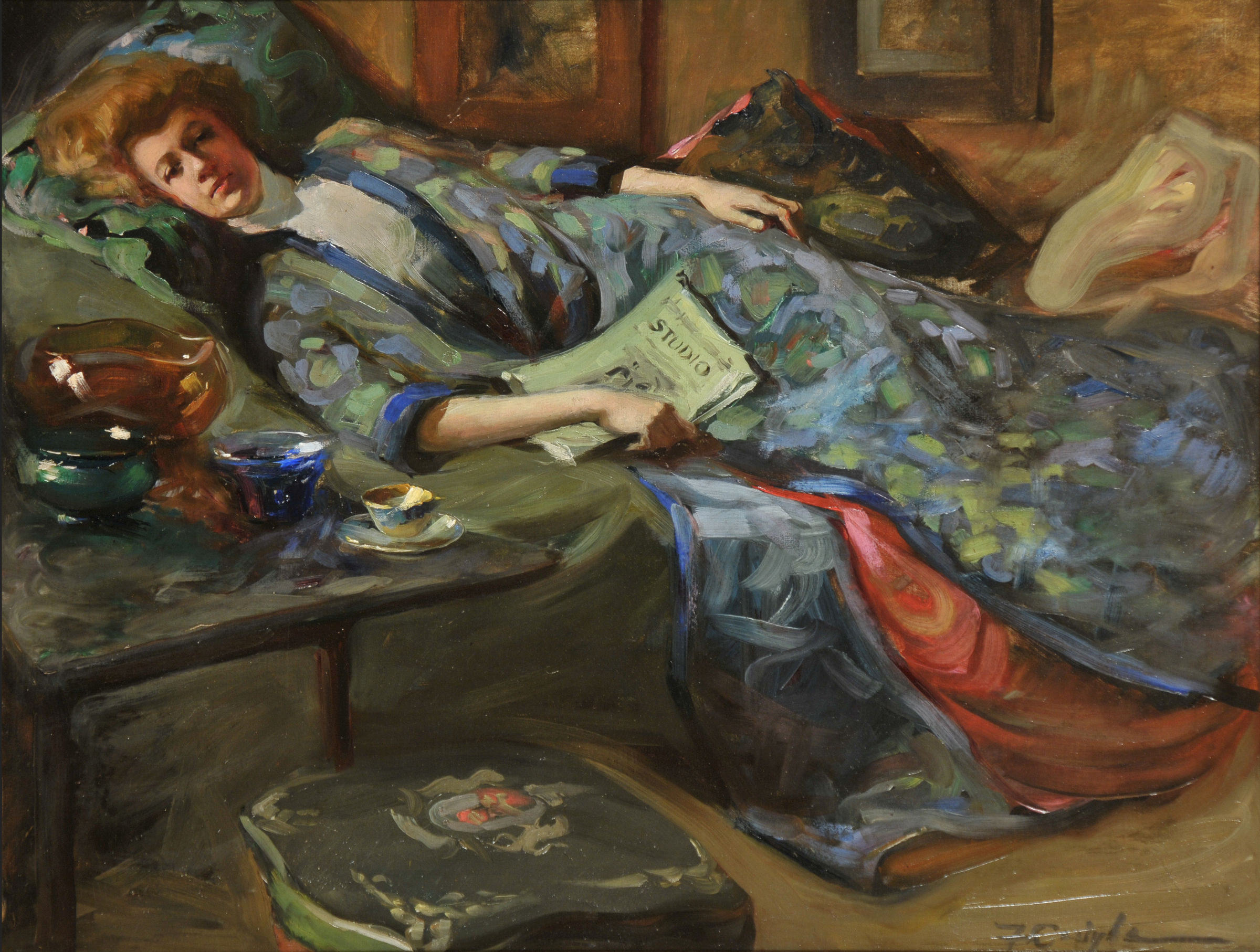 L'image représente une femme allongée sur un canapé, avec des vêtements colorés et ornés de motifs. Elle semble détendue et se repose, tenant un magazine ou un livre dans sa main. Le décor est chaleureux, avec des coussins et des objets décoratifs autour, comme des vases et une tasse posée sur la table. L'atmosphère générale de l'œuvre est intime et paisible, reflétant un moment de tranquillité dans un environnement confortable.