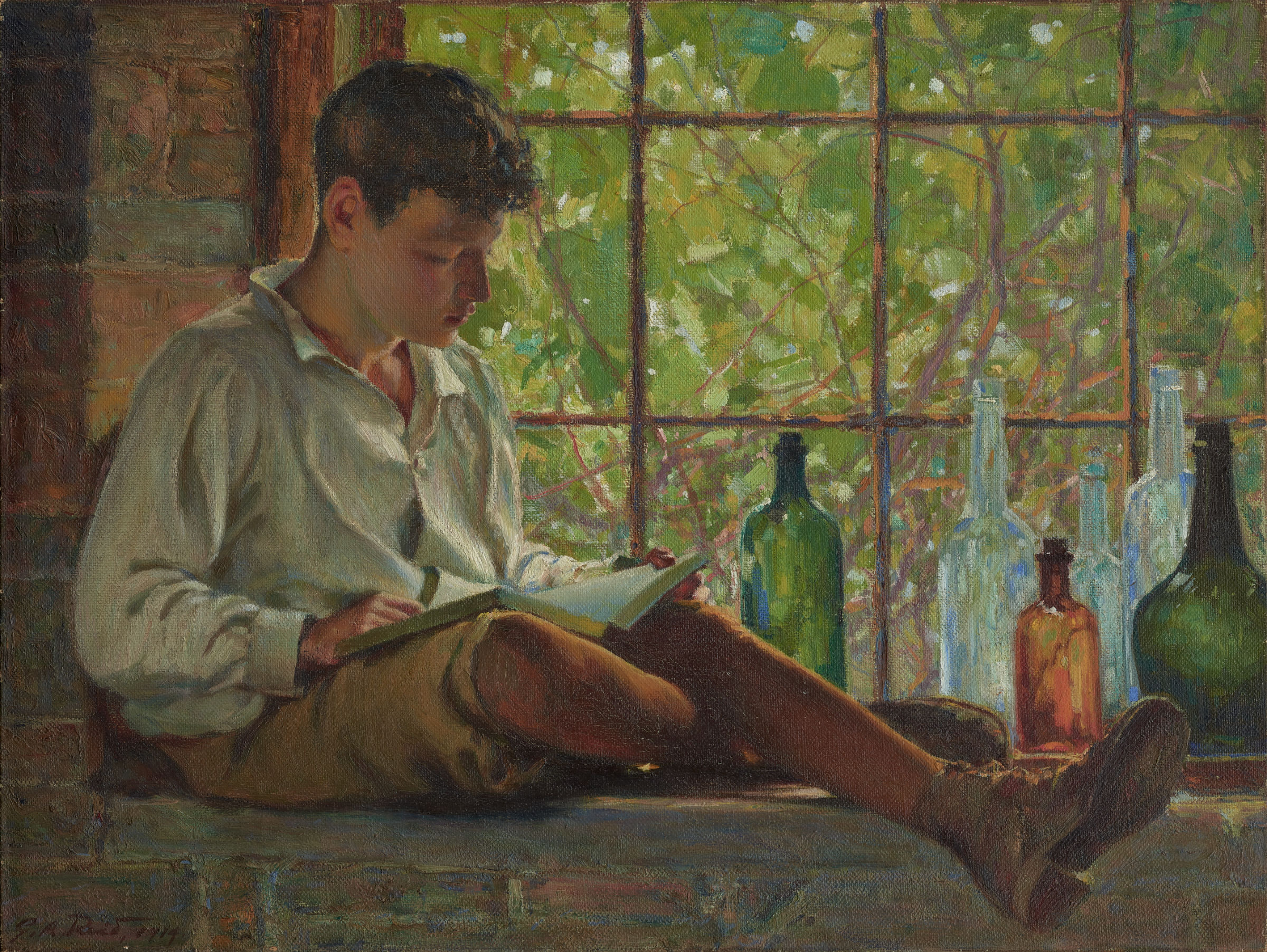 L'image représente un jeune garçon assis sur un rebord de fenêtre, plongé dans la lecture d'un livre. Il porte une chemise claire et des shorts, et sa posture dénote une concentration profonde. Derrière lui, on peut voir une vitre à travers laquelle filtrent des rayons de lumière, illuminant partiellement la scène. Sur le rebord de la fenêtre, plusieurs bouteilles en verre de différentes couleurs et formes ajoutent une touche de couleur et d'intérêts visuels à l'arrière-plan. L'atmosphère de l'image semble calme et contemplative, évoquant un moment de solitude et de réflexion.