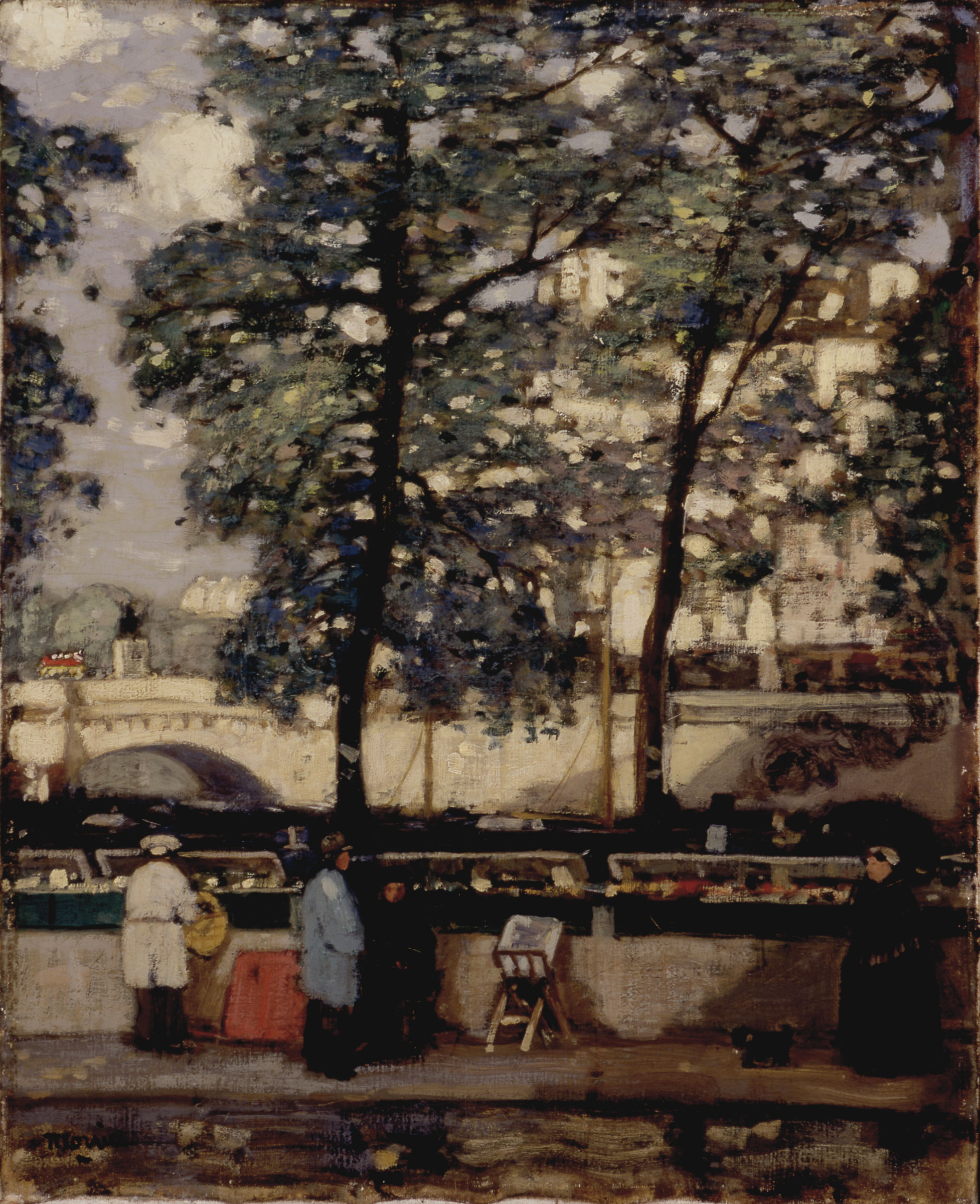 L'image représente un paysage urbain avec des arbres majestueux, dont les feuilles créent une ambiance d'ombre et de lumière. Au premier plan, on peut voir plusieurs personnages, dont certains sont debout près d'un muret. À l'arrière-plan, un pont traverse une rivière, tandis que des bâtiments se dressent sur la rive opposée. L'atmosphère semble paisible et artistique, évoquant une scène de vie quotidienne dans une ville française. Les couleurs sont douces, et le style est révélateur d'une peinture impressionniste.