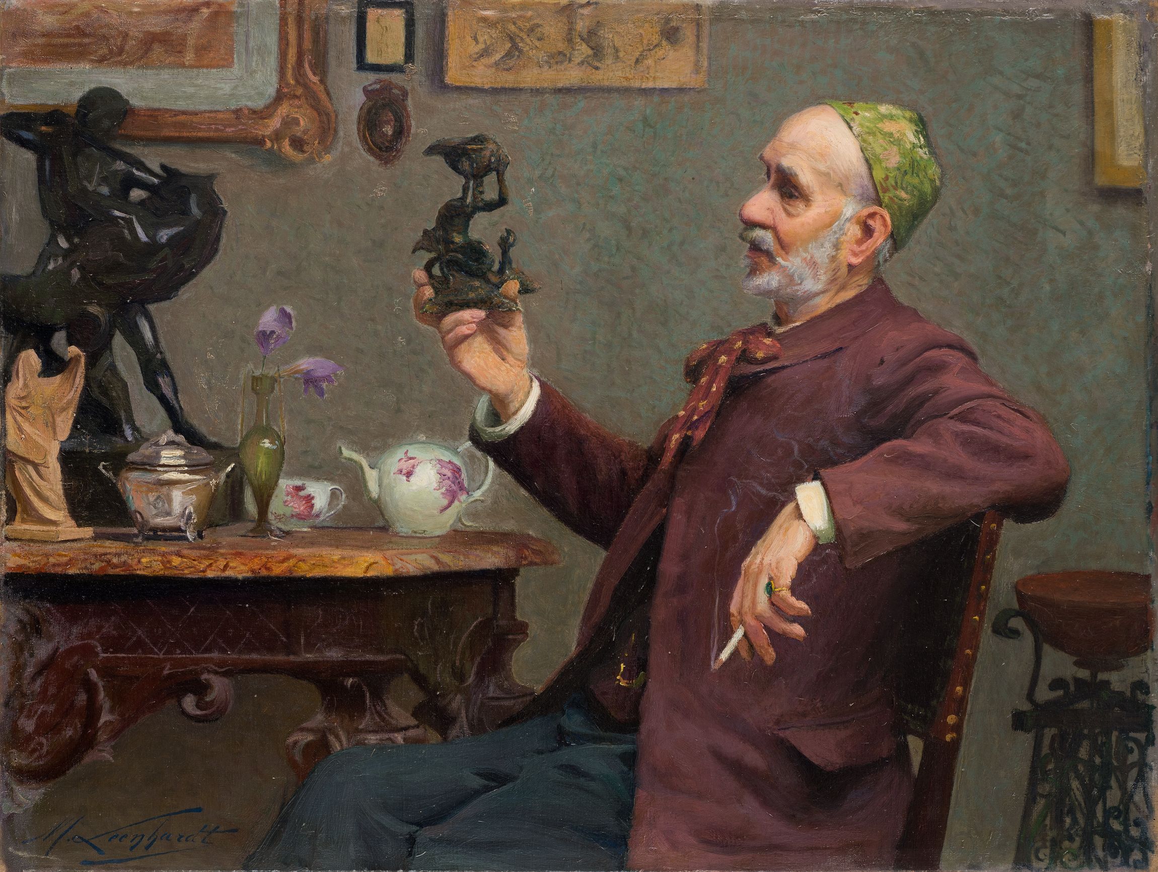 L'image représente un homme âgé assis, avec un air contemplatif. Il porte un chapeau et un veston classique, et une cigarette est visible dans sa main. Il tient une petite sculpture dans l'autre main, observant attentivement son détail. Autour de lui, on peut voir un environnement artistique, avec des œuvres d'art accrochées au mur et divers objets décoratifs sur une table devant lui. Des fleurs, probablement des orchidées, ajoutent une touche de couleur à la scène. L'atmosphère est chaleureuse et invite à la réflexion sur l'art.