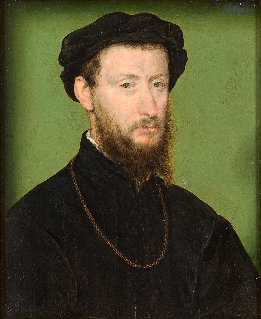 L'image représente un portrait d'un homme au visage sérieux, avec une barbe fournie et des cheveux courts, coiffé d'un chapeau noir. Il porte un vêtement sombre, probablement une robe ou un manteau, et une chaîne qui semble lui entourer le cou. Le fond de l'œuvre est d'un vert uni, ce qui met en valeur le sujet. L'expression de l'homme dégage une certaine noblesse et introspection.