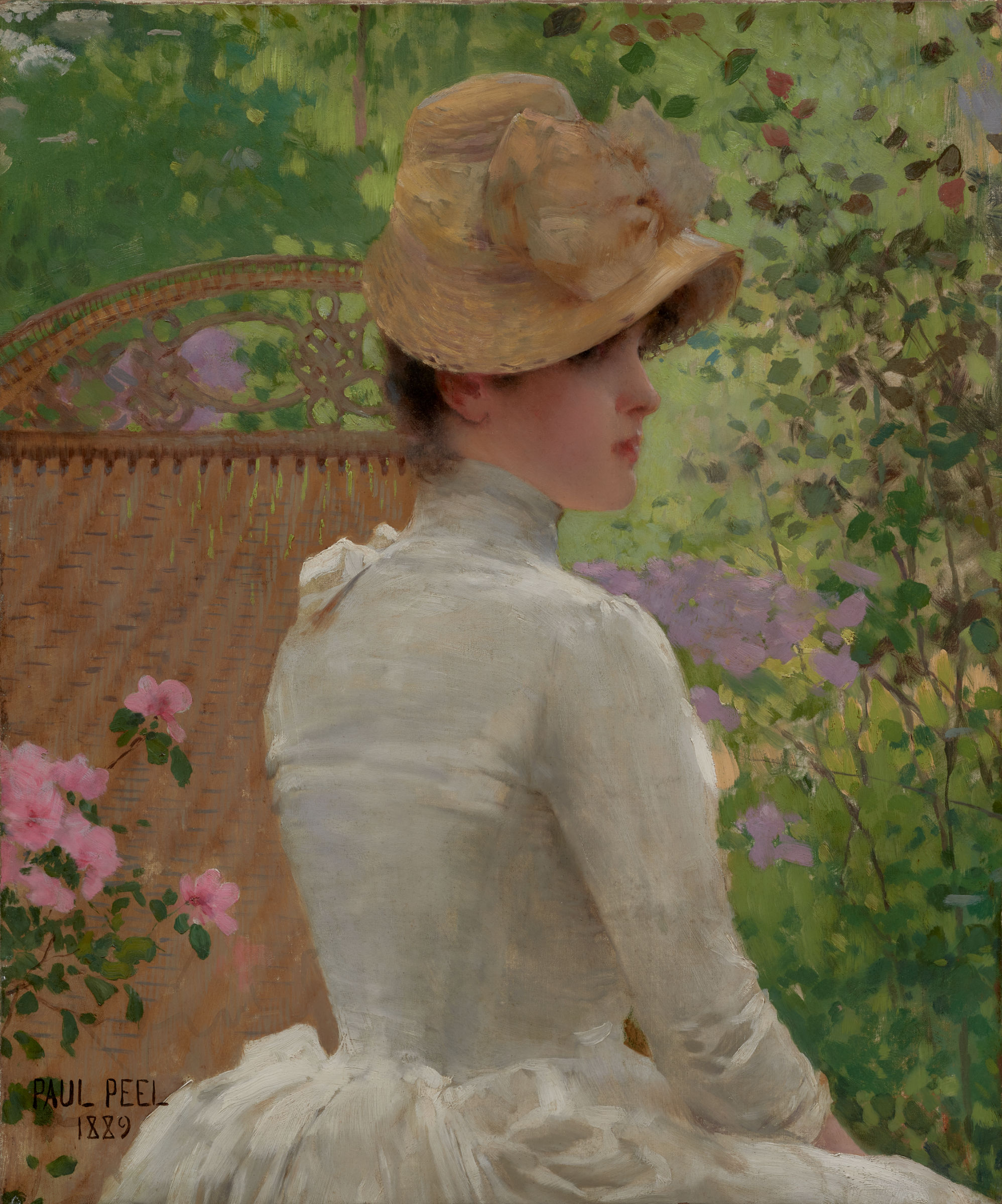 L'image représente une jeune femme assise de profil, tournée vers la droite. Elle porte une robe blanche élégante et un chapeau décoré d'un large nœud. Son visage, bien que partiellement visible, semble rêveur. En arrière-plan, on aperçoit des fleurs colorées et une végétation luxuriante, ce qui crée une ambiance paisible et printanière. Le style de la peinture est délicat, avec des touches de lumière qui mettent en valeur les détails de sa tenue et l'environnement.