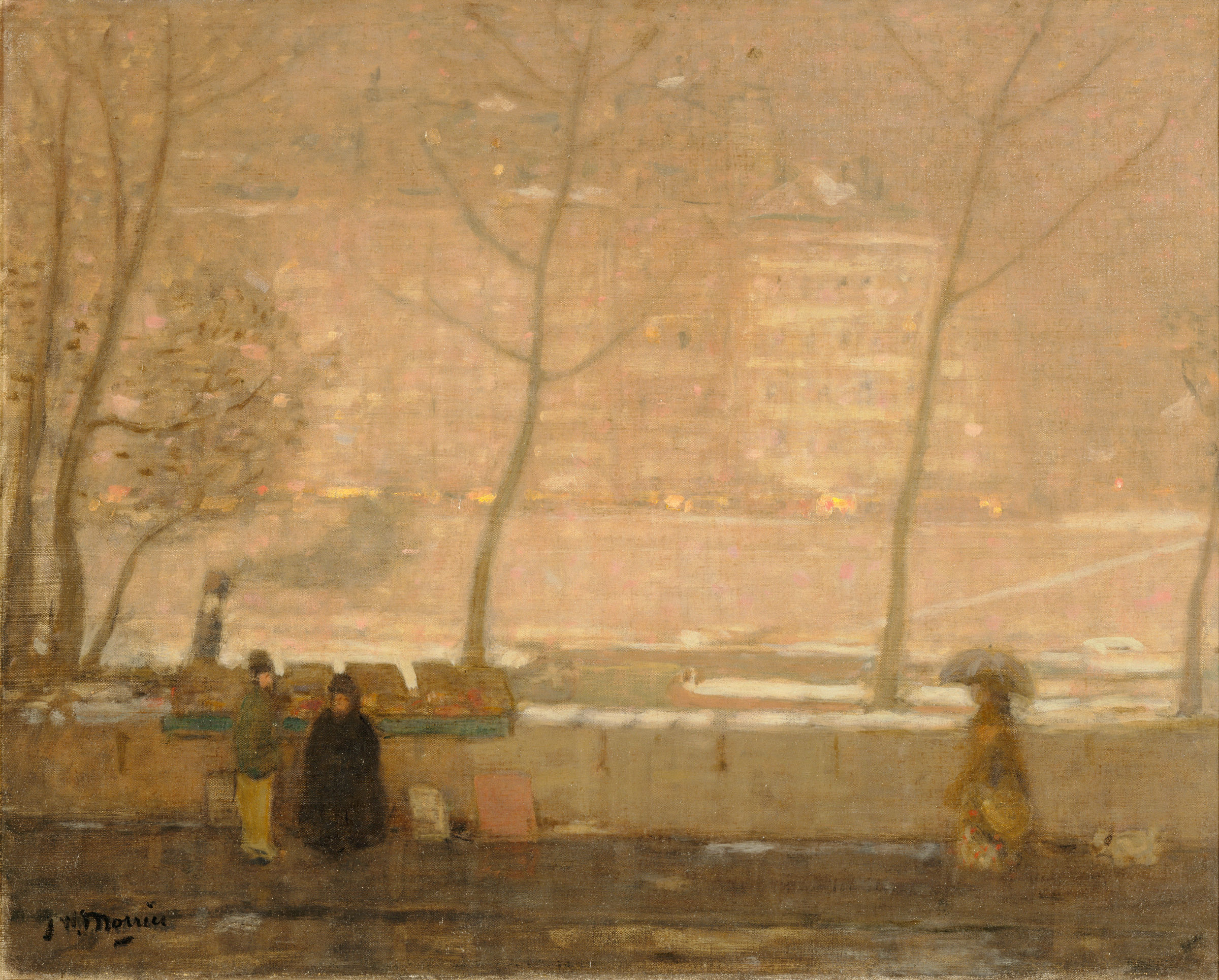 L'image montre une scène urbaine hivernale, probablement à Paris, où la lumière douce et diffuse d'une journée de brouillard enveloppe le paysage. Au premier plan, on peut voir quelques personnages, vêtus de manteaux, qui semblent se déplacer lentement. À gauche, une personne se trouve près d'un stand, tandis qu'une autre marche avec un parapluie. En arrière-plan, des bâtiments se dessinent vaguement, créant une atmosphère mélancolique. Les arbres, dépouillés de leurs feuilles, ajoutent à ce sentiment d'hiver. L'ensemble échappe à des couleurs vives, privilégiant des tons neutres et apaisants, renforçant ainsi l'ambiance paisible et contemplative de la scène.