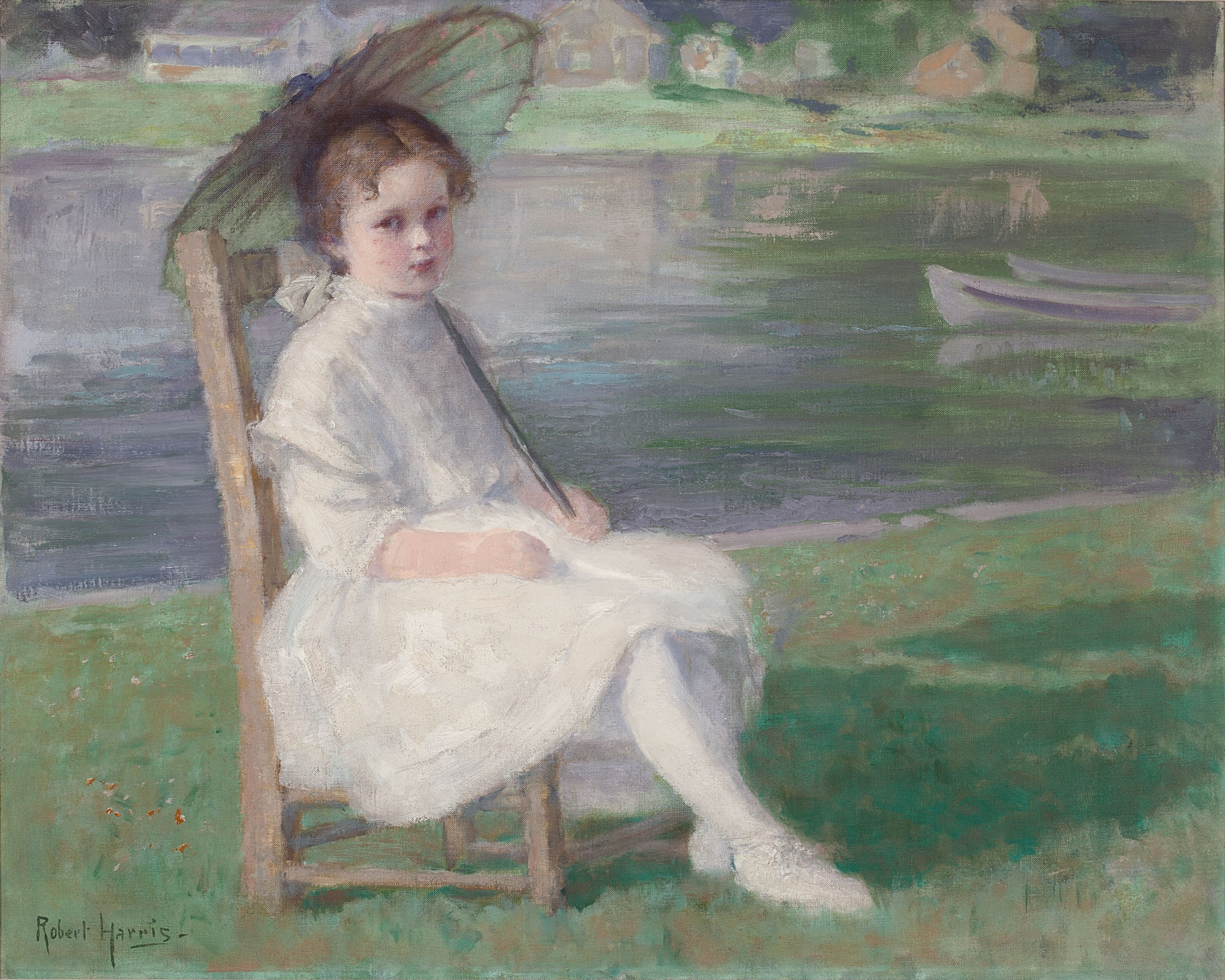 L'image représente une jeune fille assise sur une chaise, tenant un parasol. Elle est vêtue d'une robe blanche et de chaussettes blanches, et a un air pensif. Le fond montre un paysage avec de l'eau, des bateaux au loin, et quelques maisons floues. Les couleurs sont douces et se marient harmonieusement, créant une atmosphère paisible et contemplative. La peinture dégage une sensation d'été et de tranquillité.