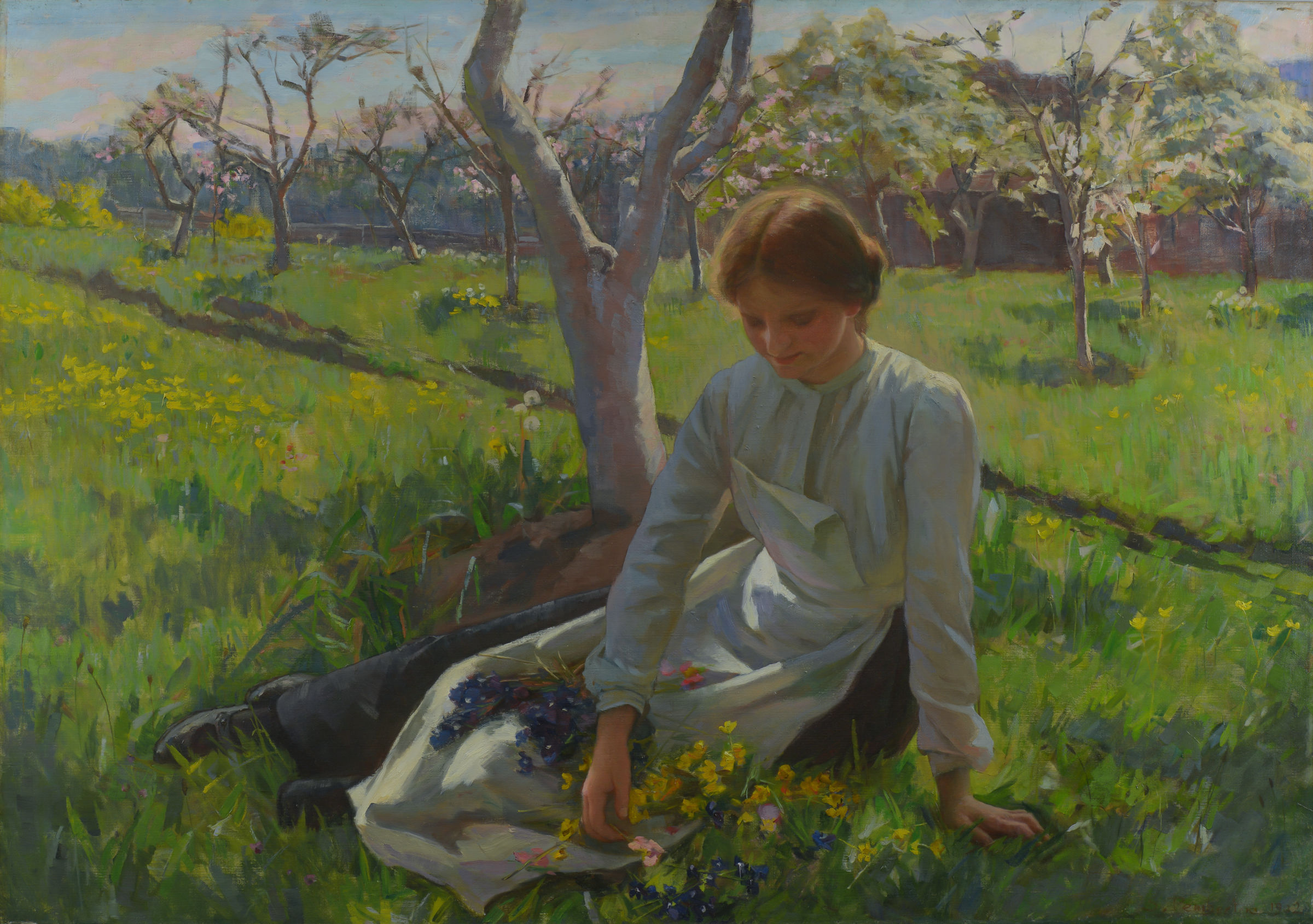 L'image représente une jeune fille assise dans un champ verdoyant, entourée de fleurs et d'arbres en fleurs. Elle porte une blouse claire et un tablier, et semble contempler un bouquet de fleurs qu'elle tient dans ses mains. La lumière naturelle baigne la scène, mettant en valeur les couleurs vives du paysage printanier. L'ambiance est calme et apaisante, évoquant la beauté de la nature. Le fond montre des arbres en fleurs et un ciel clair, ajoutant à l'atmosphère sereine de la composition.