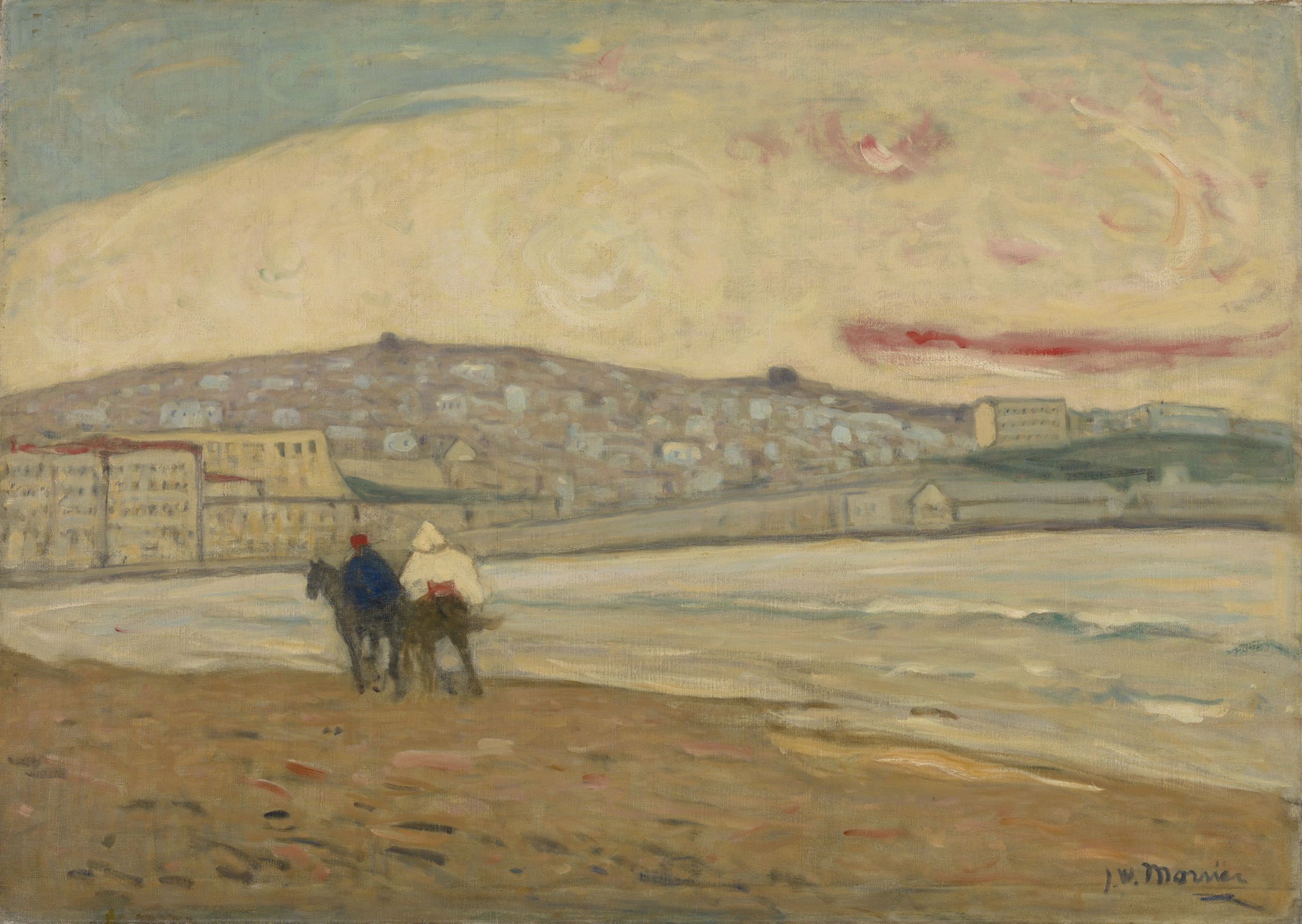 L'image représente une scène côtière où deux cavaliers se dirigent vers l'horizon sur une plage. Le ciel présente des nuances de bleu et de rose, suggérant un moment de crépuscule ou d'aube. En arrière-plan, on aperçoit une ville sur une colline, avec des bâtiments qui se dessinent contre le ciel. La mer est calme, reflétant les couleurs du ciel. La peinture évoque une ambiance paisible et contemplative, typique des œuvres impressionnistes.