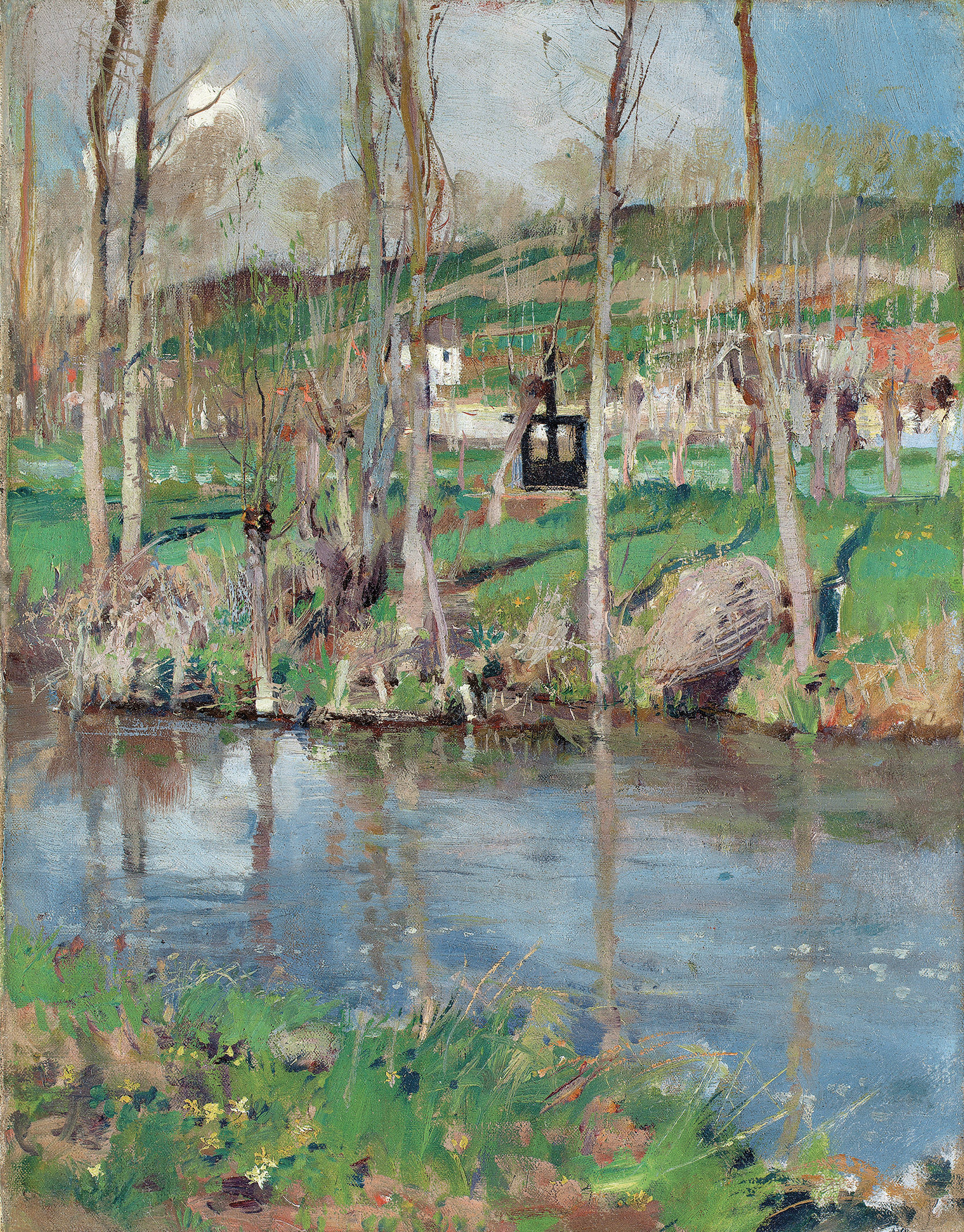 L'image représente un paysage nature, où un ruisseau calme reflète les arbres et la végétation environnante. Les arbres, à moitié dénudés, se dressent le long de la rive, tandis que l'herbe verdoyante occupe le premier plan. On aperçoit également une légère colline en arrière-plan, avec quelques maisons qui semblent lointaines. La lumière douce et les couleurs pastel évoquent une scène printanière tranquille.