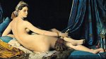 Cette image représente une femme nue allongée sur une chaise ou un lit, avec un accent sur la grâce et la sensualité de sa posture. Elle est entourée de drapés luxueux de couleurs riches, tels que le bleu et l'or. La lumière met en valeur ses formes et crée un contraste avec l'arrière-plan sombre. Son expression et sa posture évoquent une ambiance de calme et d'intimité, tout en soulignant la beauté classique. Des éléments décoratifs, comme un éventail et des bijoux, ajoutent à la richesse visuelle de l'œuvre.