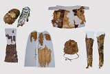 Assemblage des fragments de vêtements d'Ötzi retrouvés autour de son corps, exposés au musée d'Archéologie de Bolzano en Italie