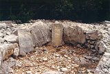 Sur le site de Cazarils (Viols-le-Fort, Hérault), la statue-menhir de la fin du Néolithique a été réutilisée dans une tombe de l'âge du Bronze.