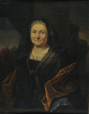 L'image représente un portrait d'une femme âgée, vêtue d'un habit noir avec une étole orange. Elle a un air serein et aimable, avec des rides qui témoignent de son âge. Ses cheveux sont cachés sous un bonnete noir, et elle semble regarder le spectateur avec une expression chaleureuse. L'arrière-plan est sombre, mettant davantage en valeur sa silhouette et ses vêtements.