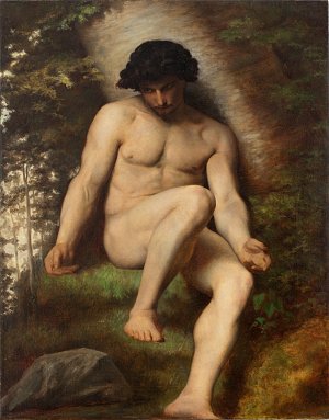 Cette image représente un jeune homme nu assis dans un paysage naturel. Il est légèrement tourné sur le côté, avec une expression introspective. Son corps est musclé, et il a des cheveux sombres et bouclés. En arrière-plan, on peut apercevoir des arbres et une lumière douce qui semble filtrer à travers les feuillages, créant une ambiance calme et sereine. Le jeune homme repose l'un de ses bras sur un rocher et semble contemplatif, ajoutant une dimension poétique à la scène.