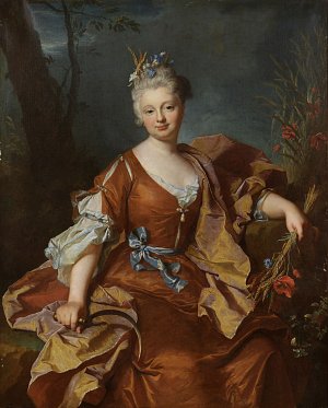 L'image montre un portrait d'une femme vêtue d'une robe élégante de couleur orange avec des manches blanches. Elle est assise dans une pose confiante, les cheveux ornés de fleurs. Le fond présente un paysage naturel avec des arbres et des fleurs. L'expression de son visage est douce et accueillante, ce qui donne une impression de grâce et de sérénité. Les détails de sa tenue et de son environnement reflètent le style artistique de l'époque, probablement le XVIIIe siècle.