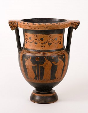 Cette image montre un vase en céramique de style grec ancien, connu sous le nom de "vase à figures noires". Il présente une forme élancée avec un col étroit et deux anses au sommet. Le vase est décoré de motifs ornementaux et de scènes figuratives représentant des personnages en draperie, probablement des figures mythologiques ou historiques. La palette de couleurs joue avec le contraste entre le fond noir et les détails en terre cuite, créant une esthétique classique. Des motifs décoratifs, comme des feuilles ou des volutes, ornent également la partie supérieure du vase.