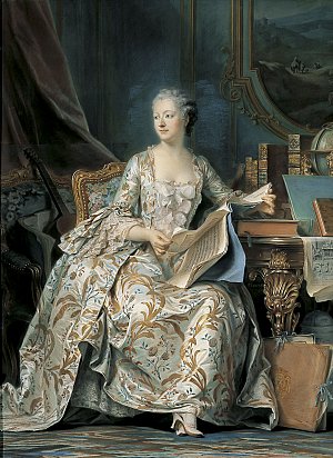 L'image représente une femme élégante assise dans un salon raffiné. Elle porte une robe en soie ornée de motifs floraux délicats et des manches évasées. Sa coiffure est élaborée, avec des cheveux châtains légèrement bouclés, et elle est entourée d'un décor riche, comprenant des livres et des objets d'art sur une table. L'ambiance est celle du XVIIIe siècle, évoquant le luxe et le goût artistique de l'époque. La femme semble pensive, tenant une feuille de papier, ce qui suggère qu'elle pourrait être en train de lire ou d'écrire.