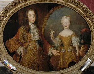 L'image représente un portrait circulaire où l'on voit un jeune homme en costume baroque, probablement Louis XV, se tenant à gauche. Il porte une veste richement ornée et une cravate élégante. À droite, on observe une jeune femme vêtue d'une robe dorée, tenant un bouquet de fleurs. Derrière elle, un miroir rond reflète une autre image, ajoutant de la profondeur à la composition. Les couleurs sont vives et le style est typique de l'époque baroque, avec des détails raffinés dans les vêtements et les accessoires. L'ensemble dégage une atmosphère royale et majestueuse.