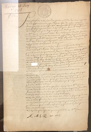 L'image montre un document ancien, probablement un acte officiel ou un registre, daté du 13 juin 1715. Le texte est écrit à la main dans une calligraphie soignée sur du papier vieilli. En haut à droite, il y a un symbole ou un sceau, ajoutant un caractère formel au document. Le contenu semble être en lien avec un mariage, mentionnant probablement les noms des mariés et les détails associés. L'ensemble de la page reflète un style historique, caractéristique des documents de cette époque.