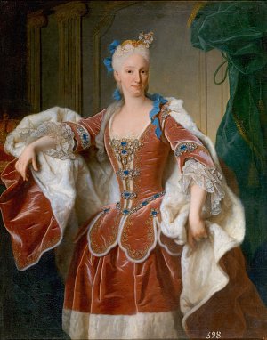 Cette image représente un portrait d'une femme élégante, vêtue d'une somptueuse robe rouge ornée de motifs et de broderies délicates. La robe est accompagnée d'une traîne en fourrure blanche, et la femme porte des accessoires comme des rubans bleus dans ses cheveux blonds. Son expression est confiante, et elle se tient dans une pose gracieuse, mettant en valeur sa tenue raffinée. L'arrière-plan est décoré avec des drapés qui ajoutent de la profondeur à l'image.